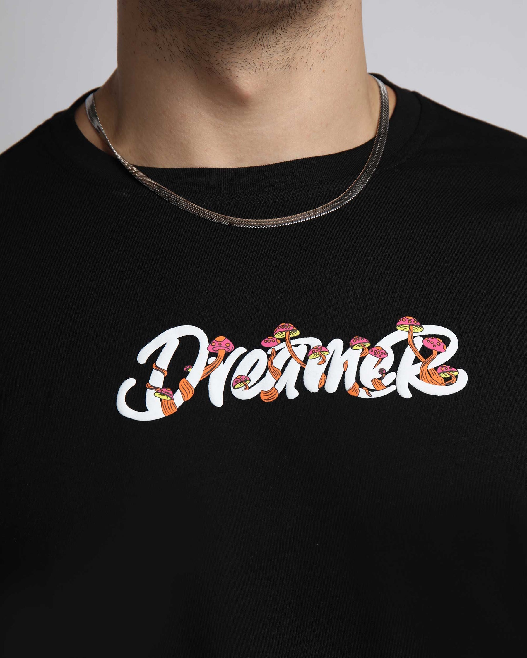 Camiseta con estampado artístico abstracto