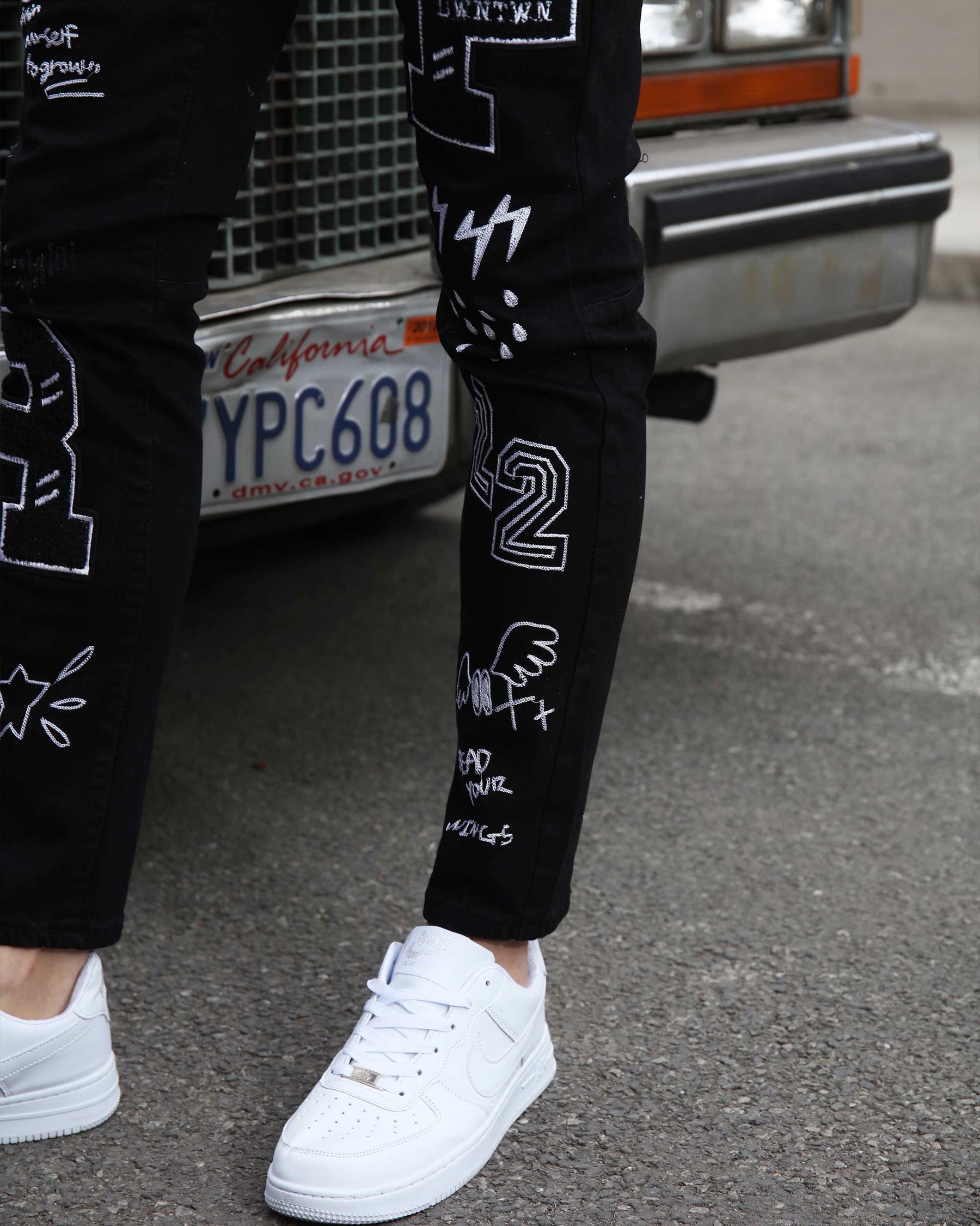 Jeans Slim-fit Negros con Bordado Urban Graffiti-Entrega local en México