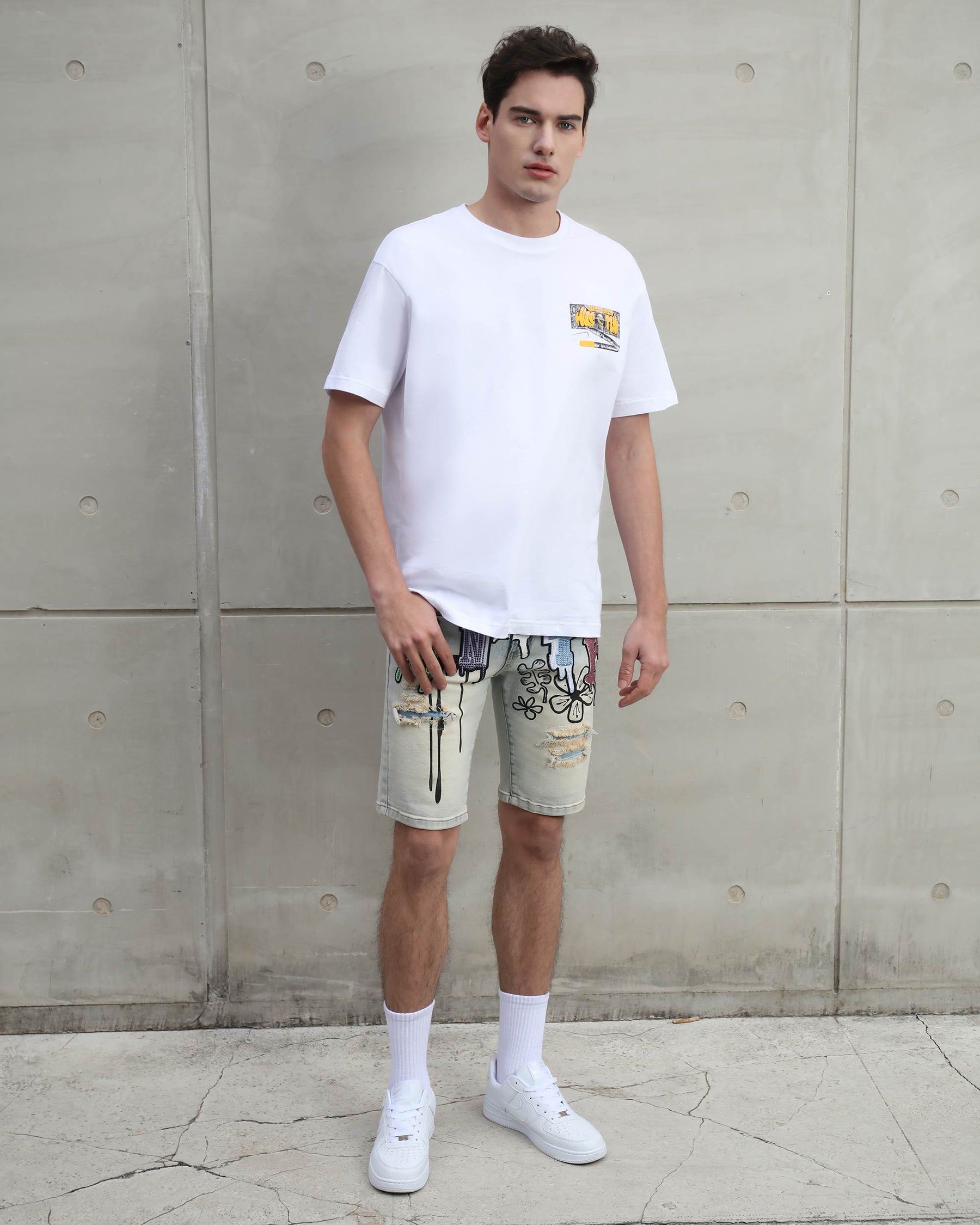 Camiseta con gráfico de billete de dólar y bolígrafo estilo grafiti, y tipografía