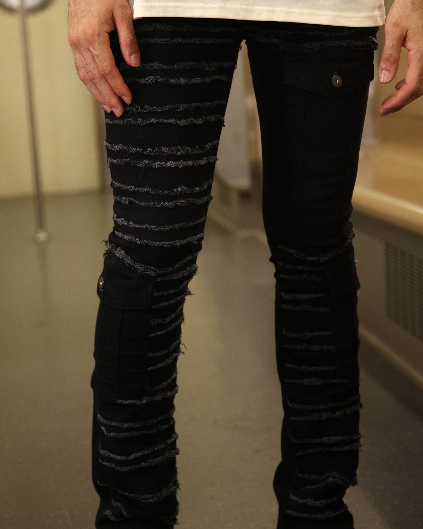 Logeqi Stylish Raw edge Black Jeans with Side Pocket Detailing