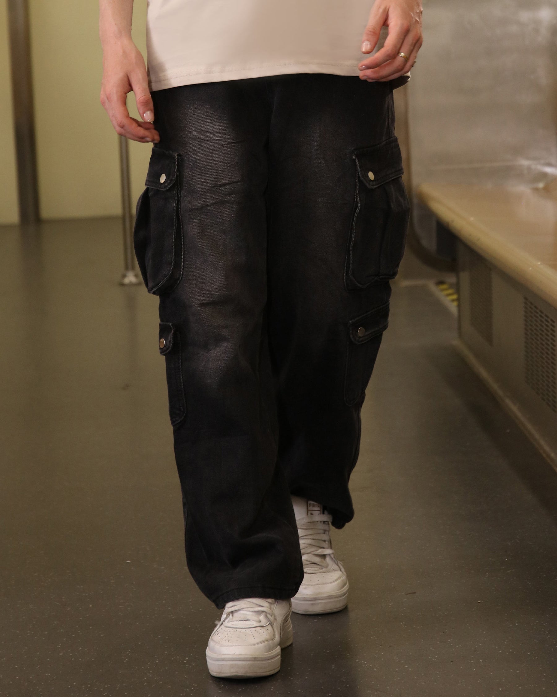 Logeqi Essential Baggy Jeans: Black with Multiple Side Pockets