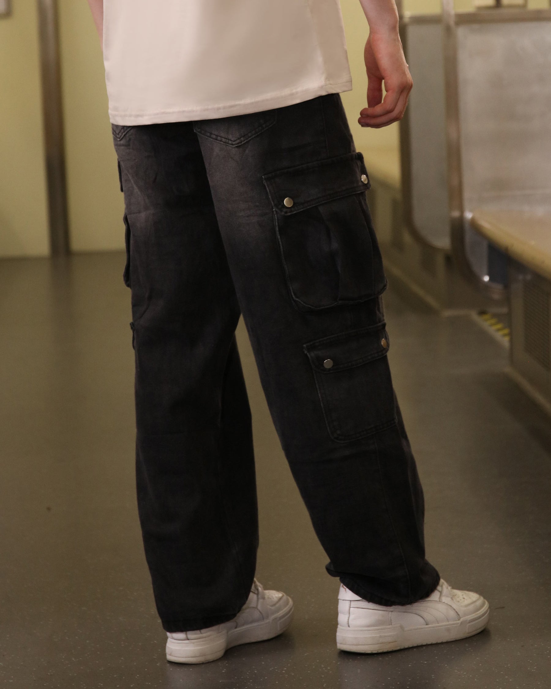 Logeqi Essential Baggy Jeans: Black with Multiple Side Pockets