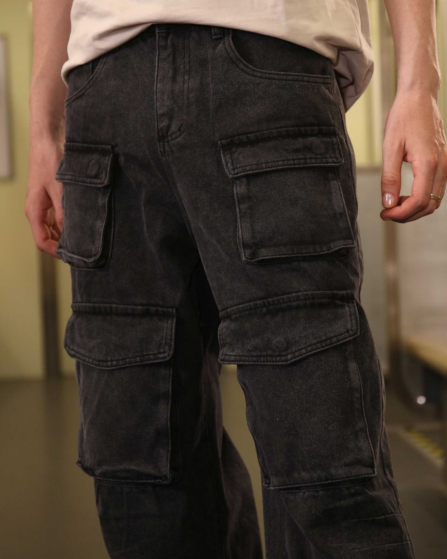 Logeqi Versatile Black Baggy Jeans with Multiple Front Pockets