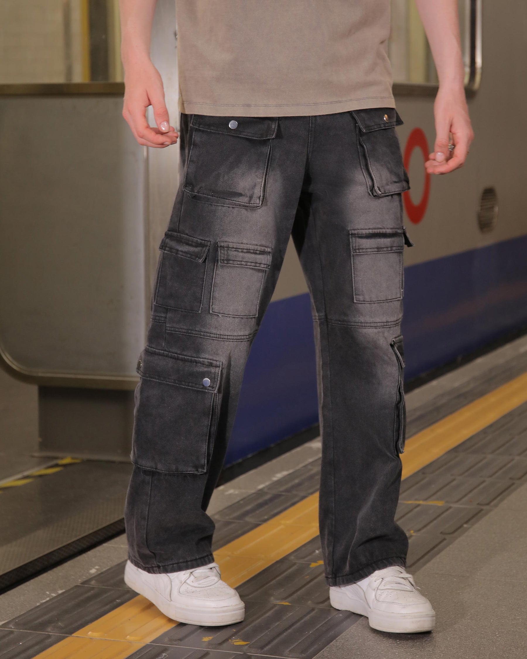 Logeqi Fashionably Distressed Black Baggy Jeans with Multiple Pockets