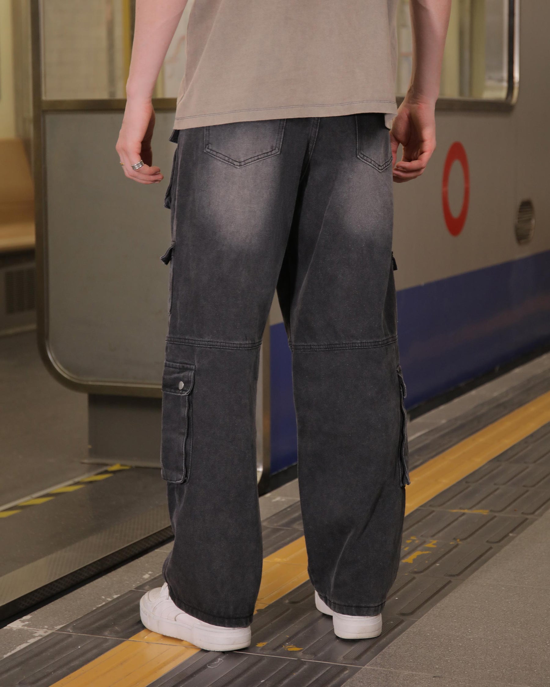 Logeqi Fashionably Distressed Black Baggy Jeans with Multiple Pockets