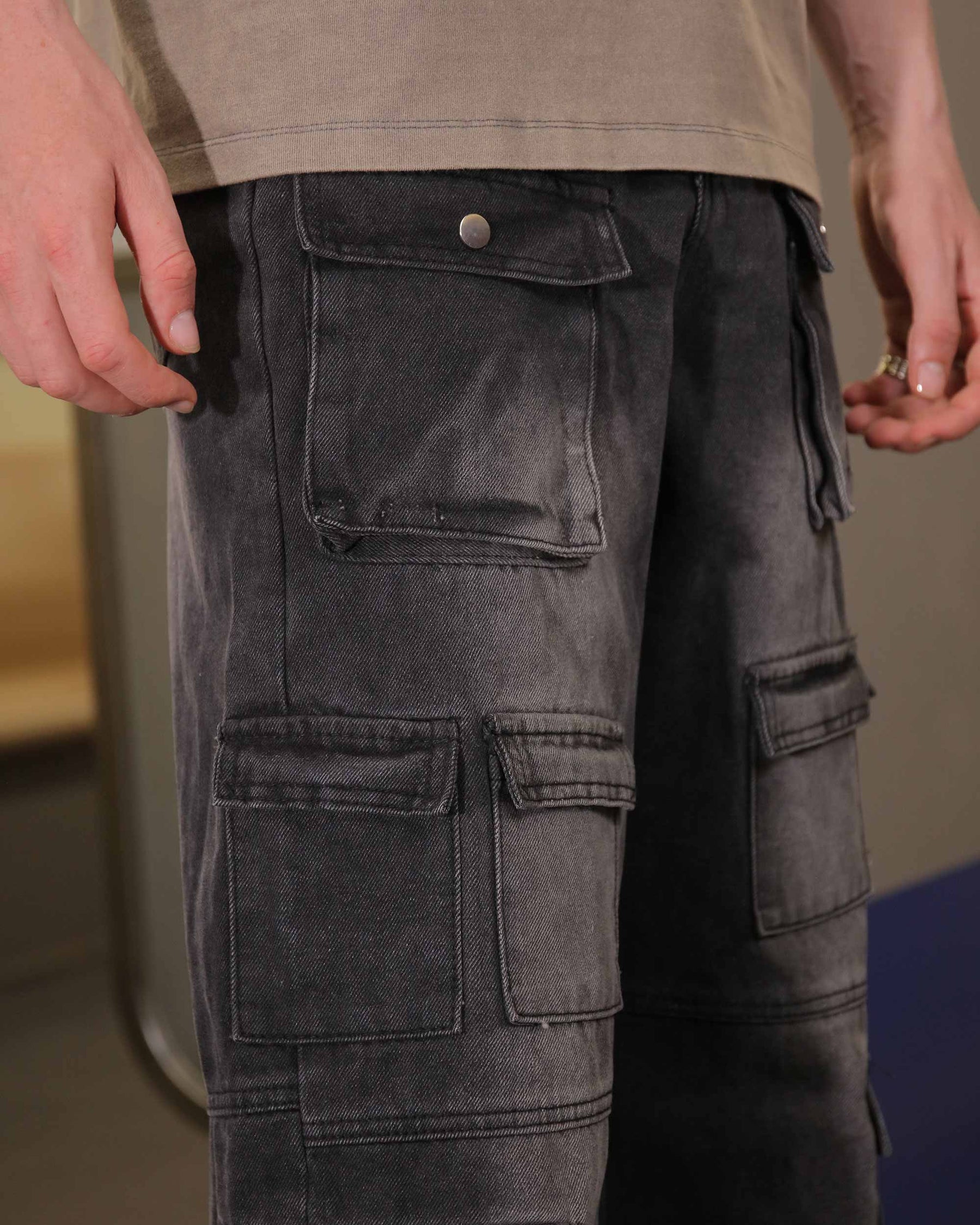 Logeqi Fashionably Distressed Black Baggy Jeans with Multiple Pockets