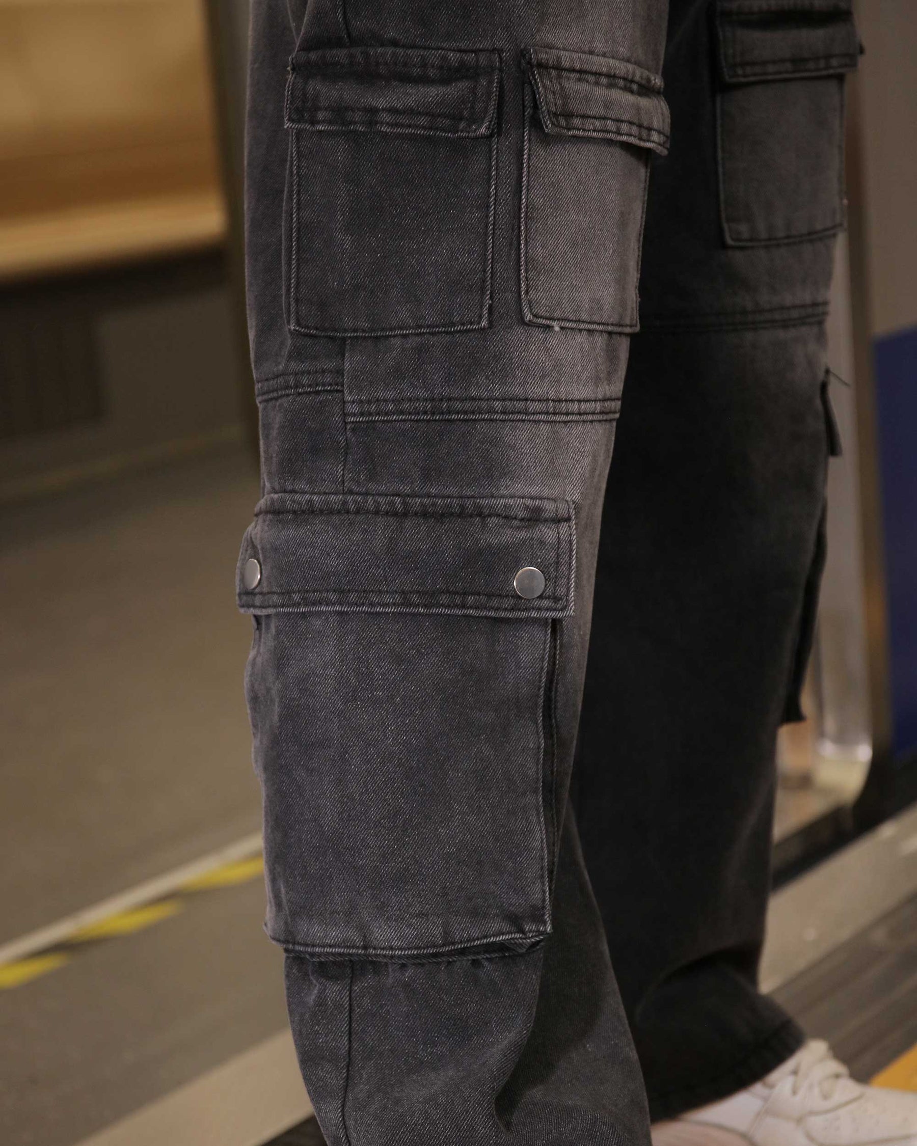 Logeqi Fashionably Distressed Black Baggy Jeans with Multiple Pockets