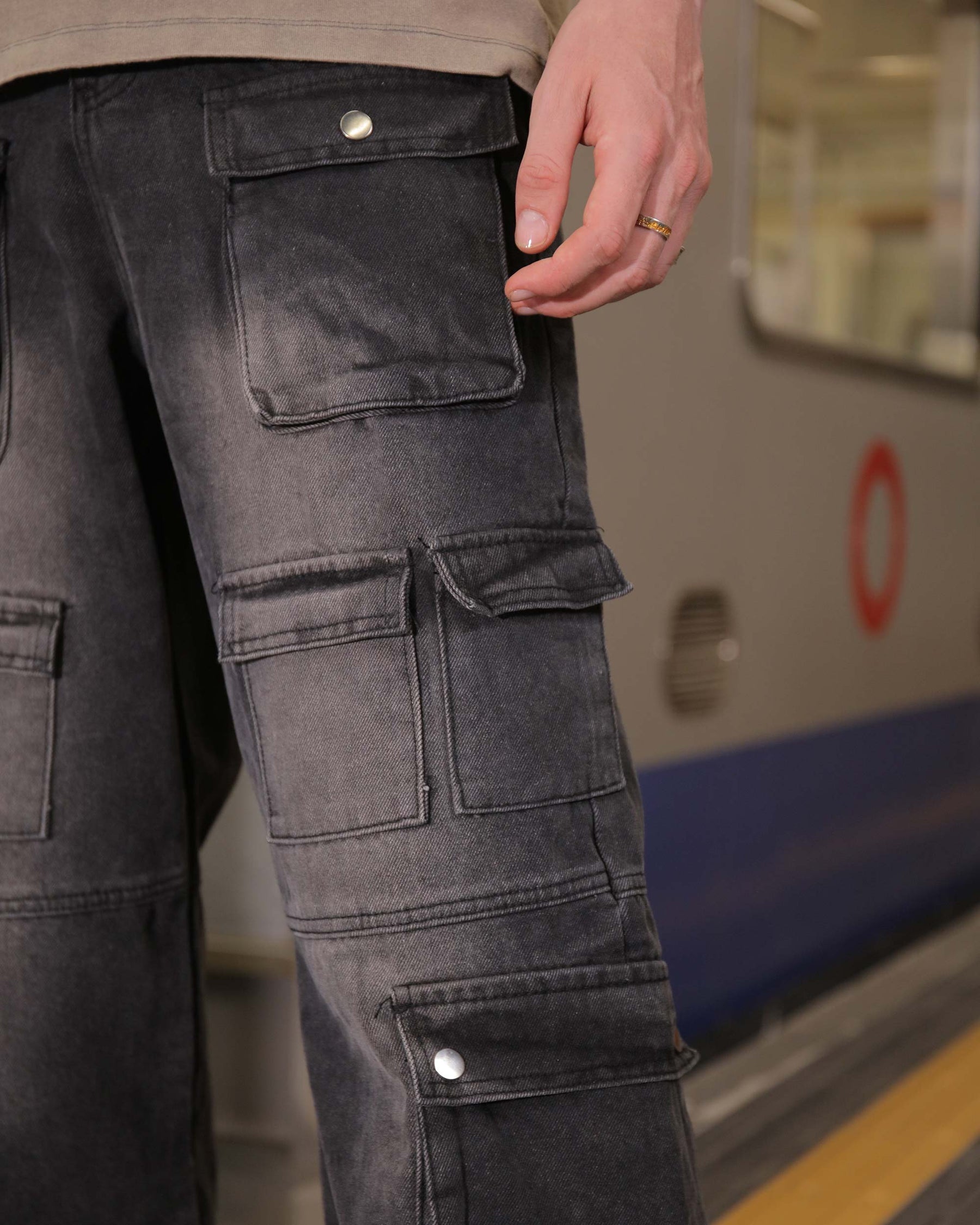 Logeqi Fashionably Distressed Black Baggy Jeans with Multiple Pockets