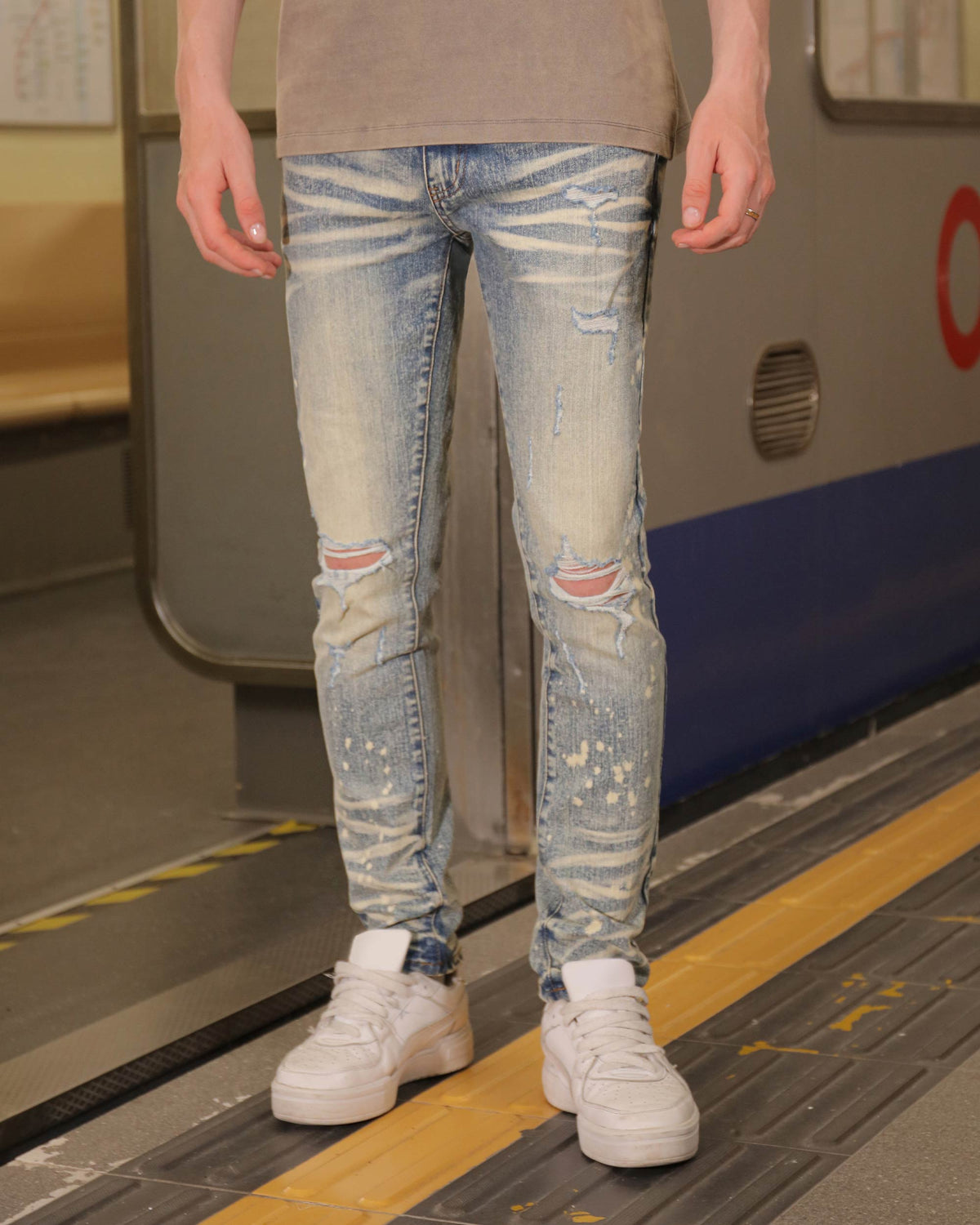Jeans desgastados, rotos y desgastados con detalles de pintura en aerosol - Entrega local en México