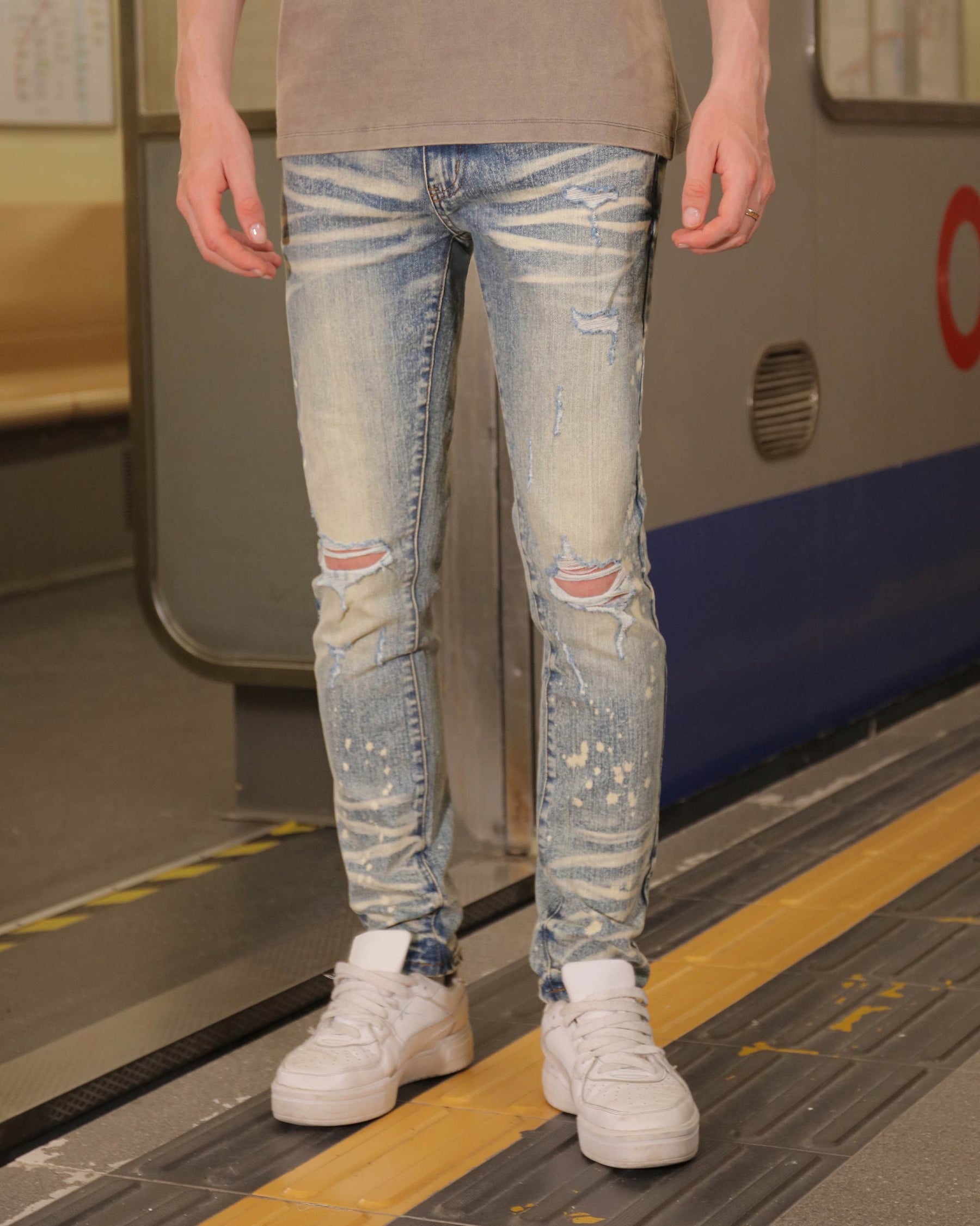 Jeans desgastados, rotos y desgastados con detalles de pintura en aerosol - Entrega local en México