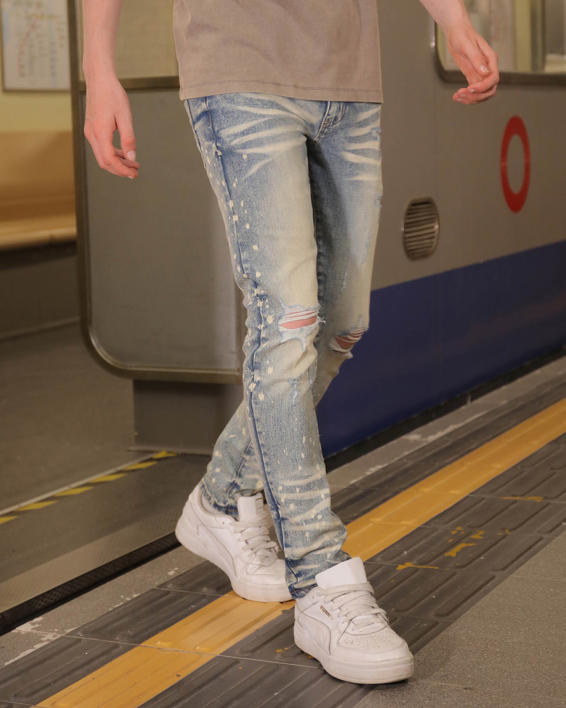 Jeans desgastados, rotos y desgastados con detalles de pintura en aerosol - Entrega local en México