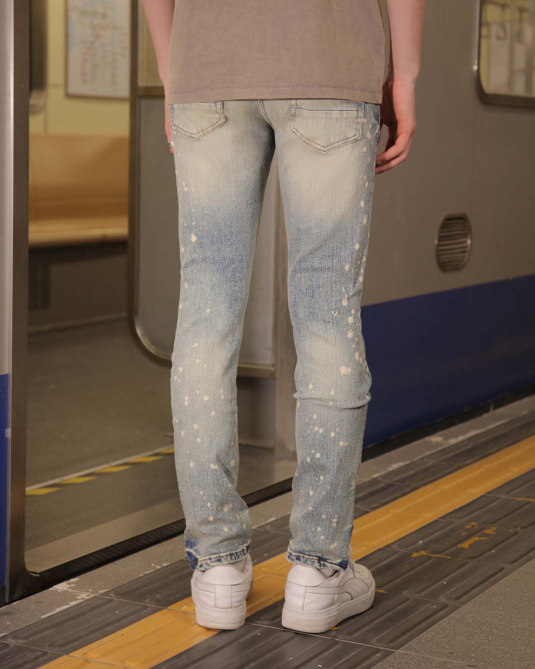 Jeans desgastados, rotos y desgastados con detalles de pintura en aerosol - Entrega local en México