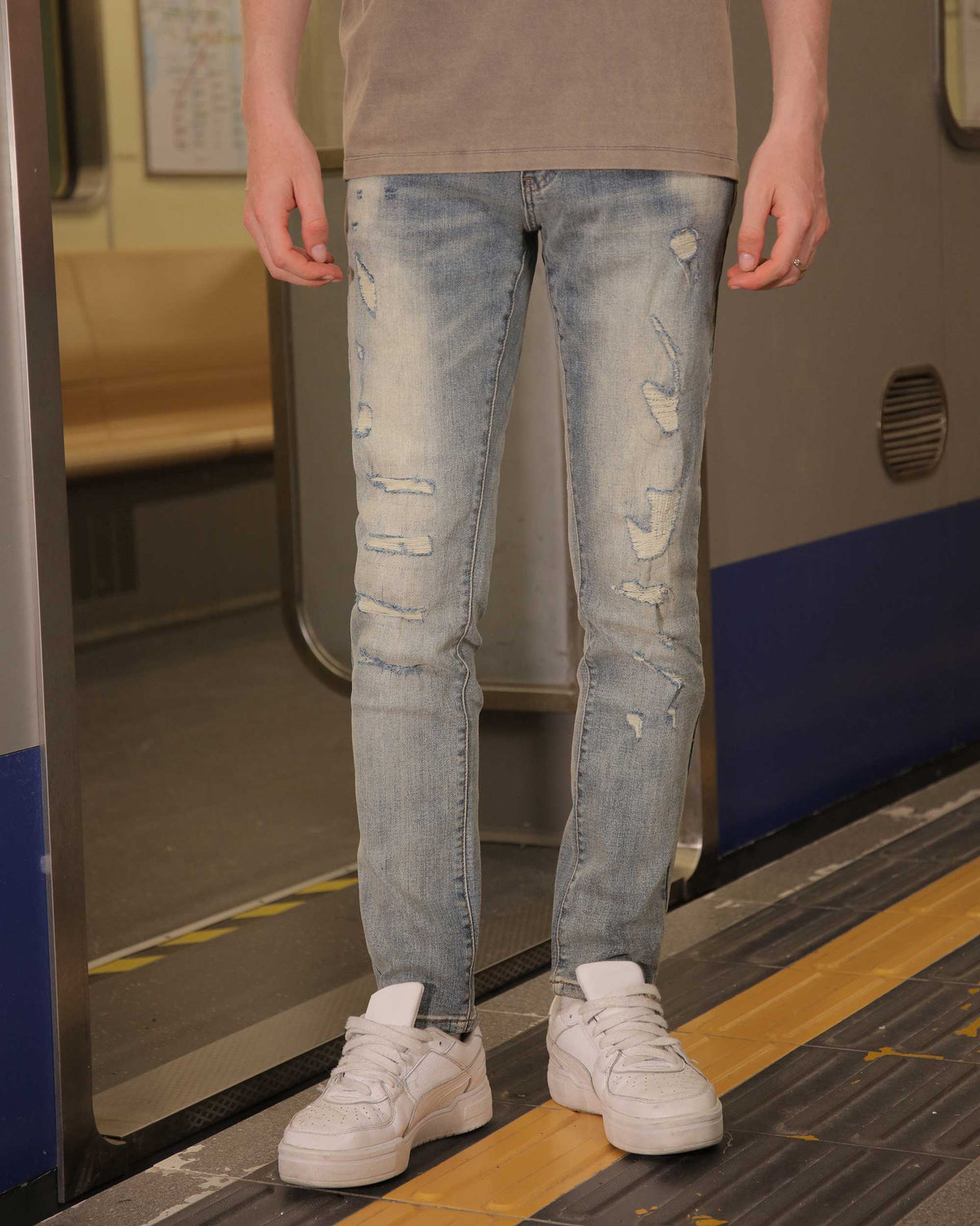 Jeans desgastados de corte ajustado y color azul resistente - Entrega local en México