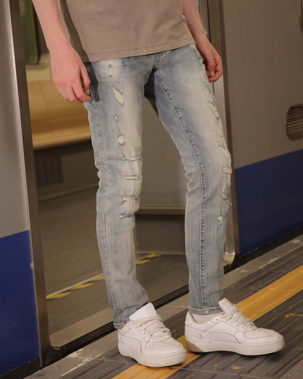 Jeans desgastados de corte ajustado y color azul resistente - Entrega local en México