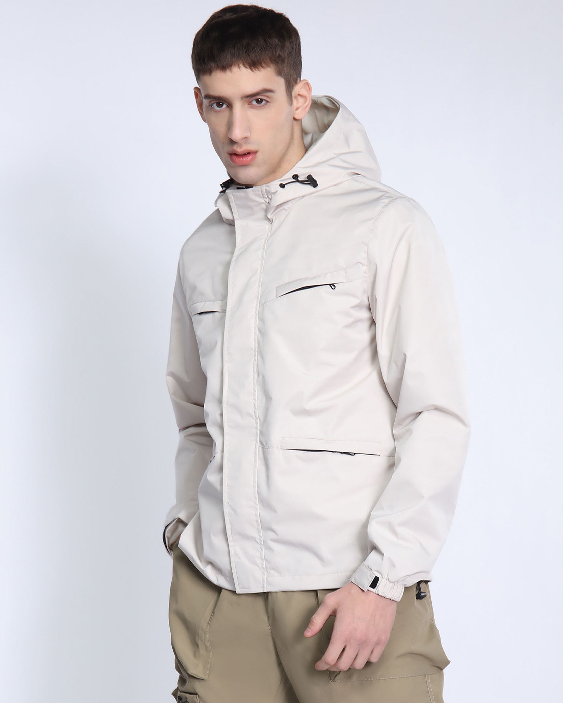 Chaqueta cortavientos urbana con capucha