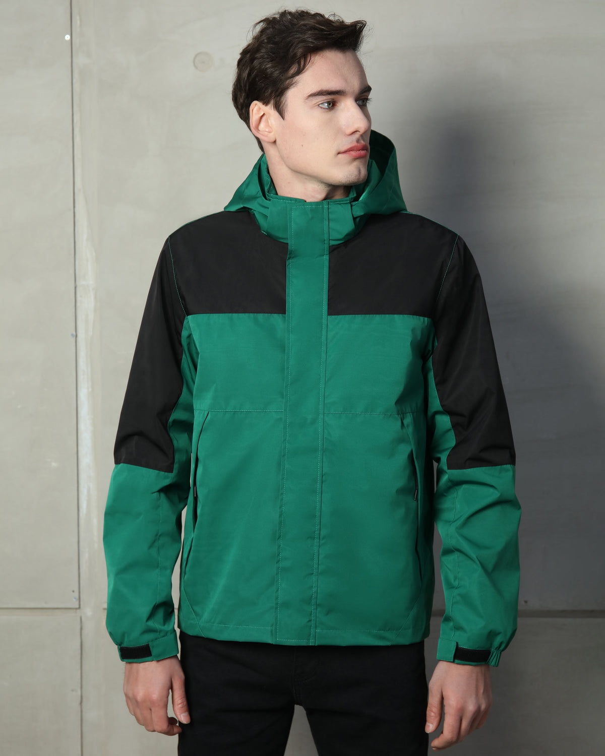 Chaqueta cortavientos aislada