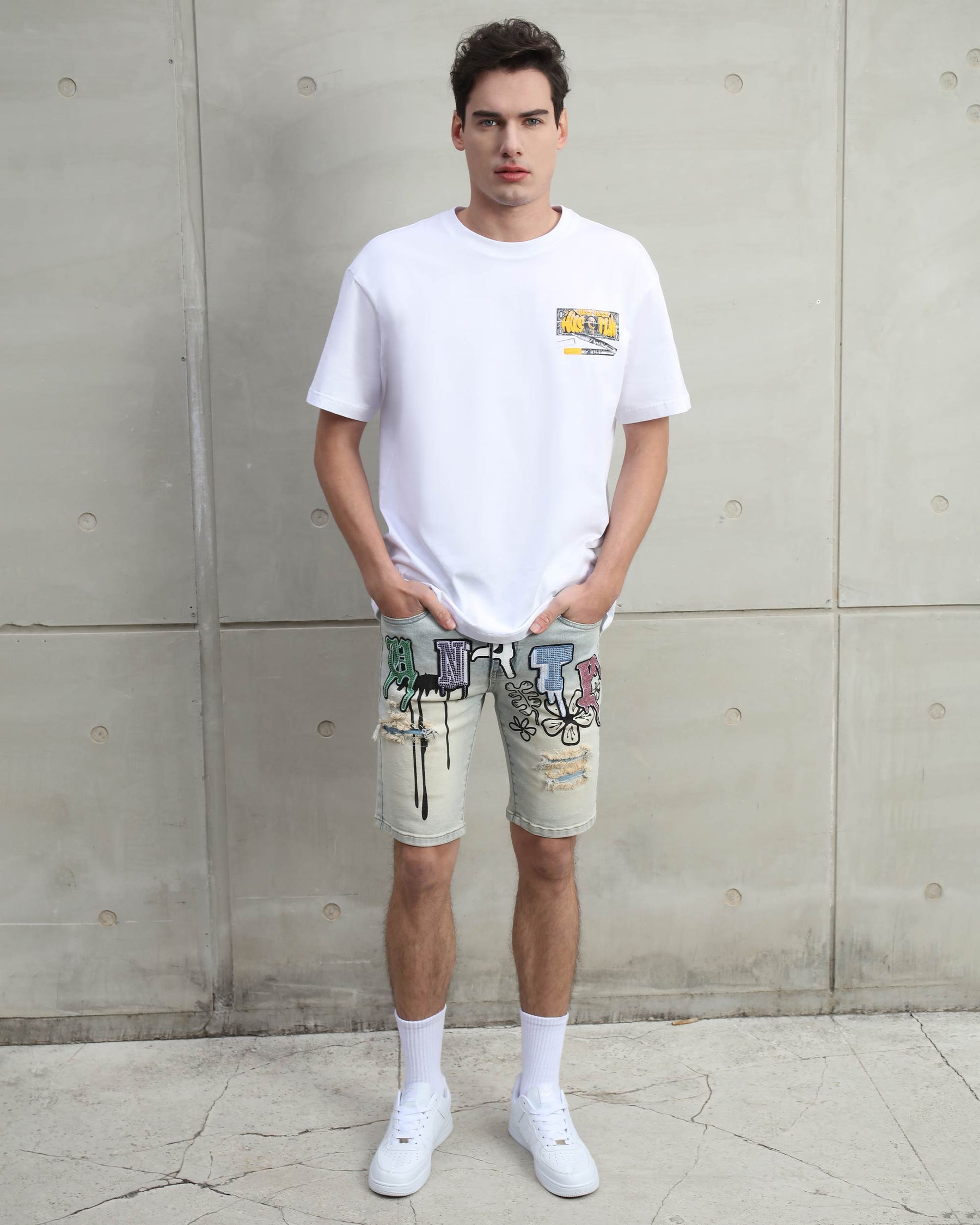 Camiseta con gráfico de billete de dólar y bolígrafo estilo grafiti, y tipografía