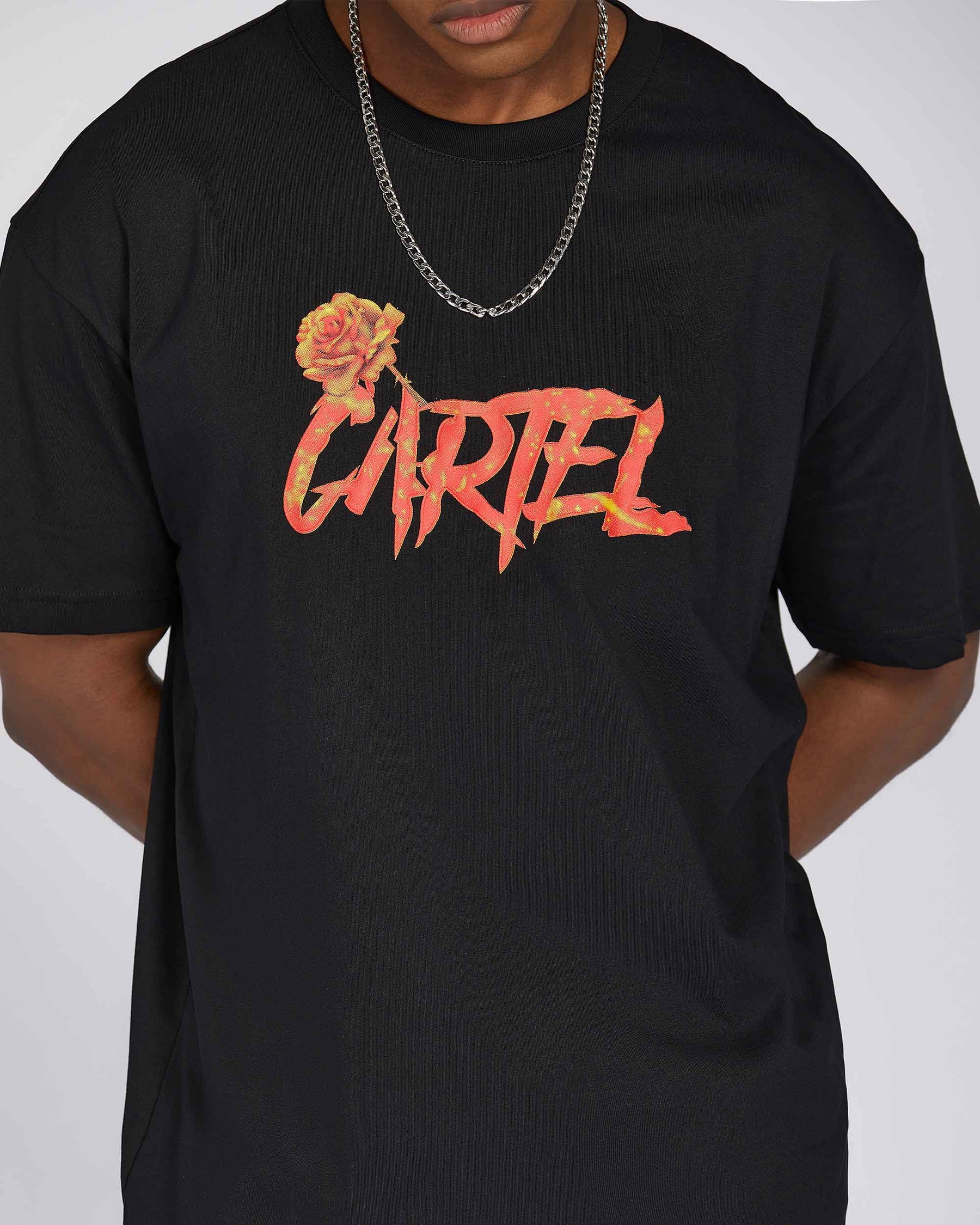 Camiseta gráfica 100 % algodón con estampado de pistola naranja, rosa espinosa y texto desgastado