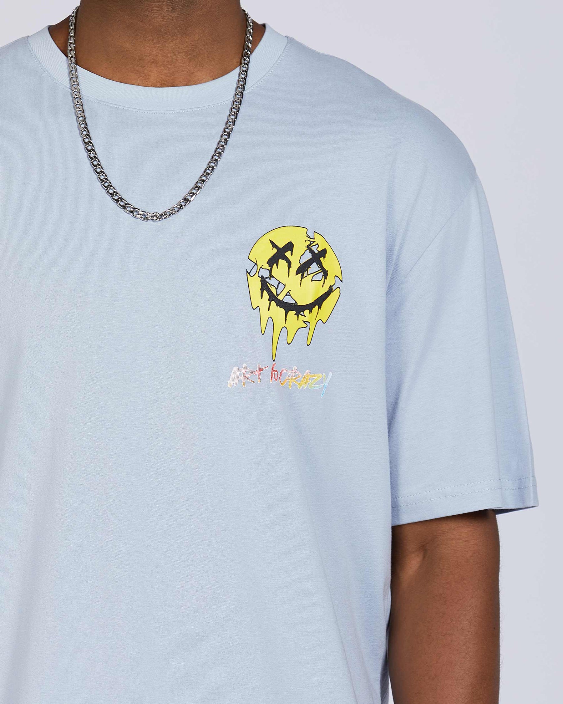 Camiseta con gráfico de cara sonriente derretida, tipografía y cita