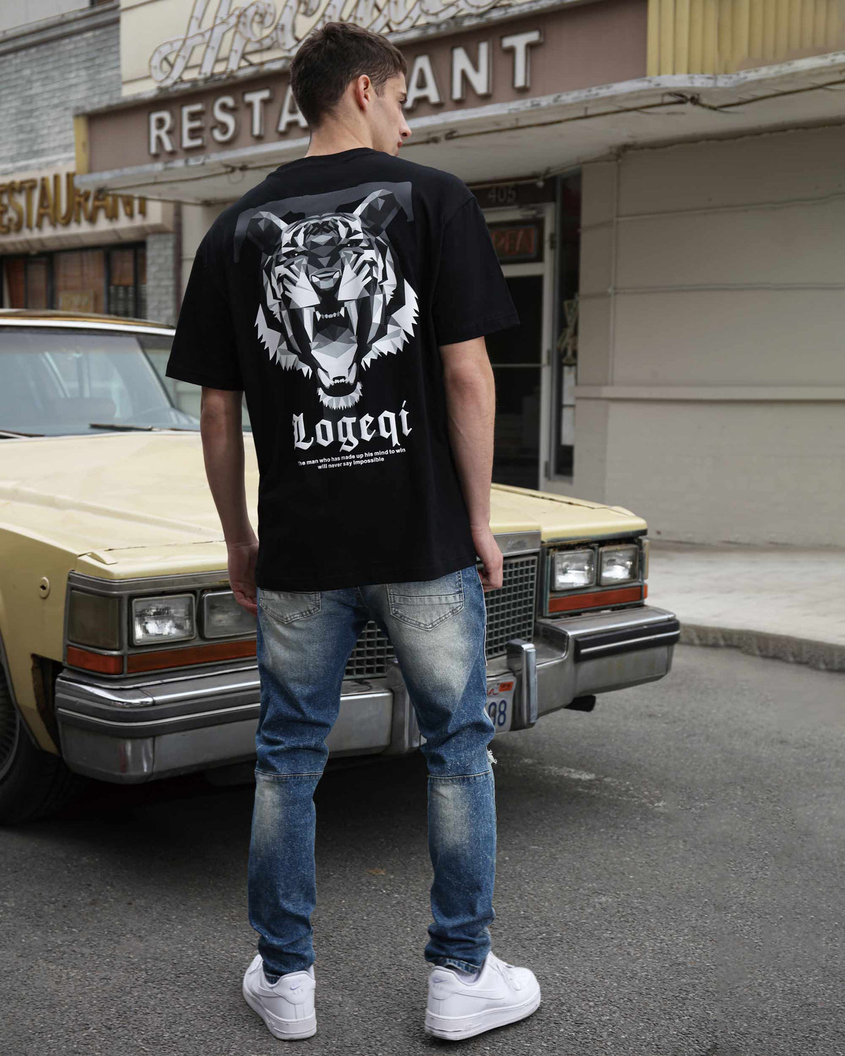 Camiseta gráfica con cabeza de tigre en blanco y negro, letras "LOGEQI" y cita.