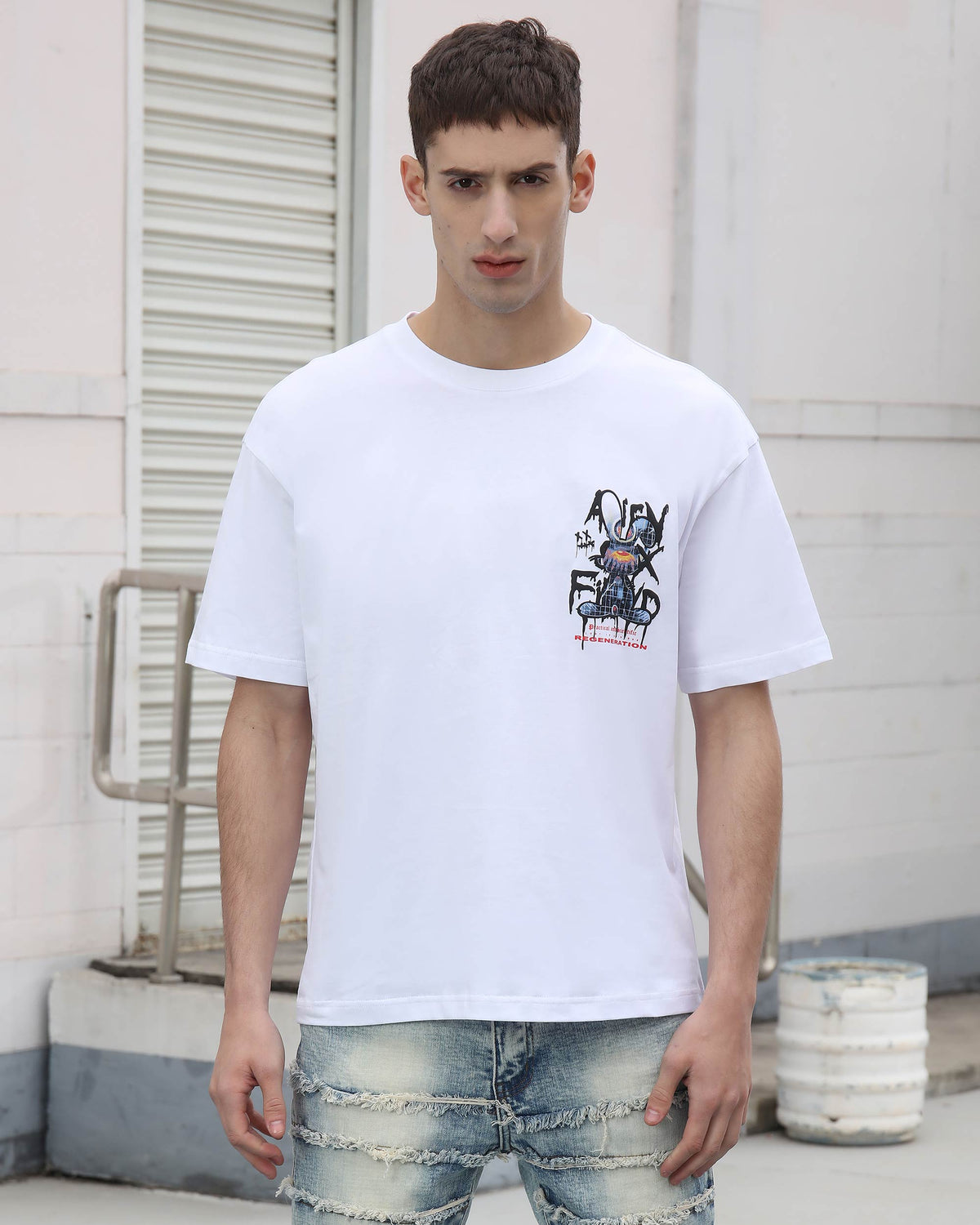 Camiseta gótica urbana con gráfico y texto abstracto de conejito