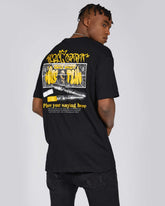 Camiseta con gráfico de billete de dólar y bolígrafo estilo grafiti, y tipografía