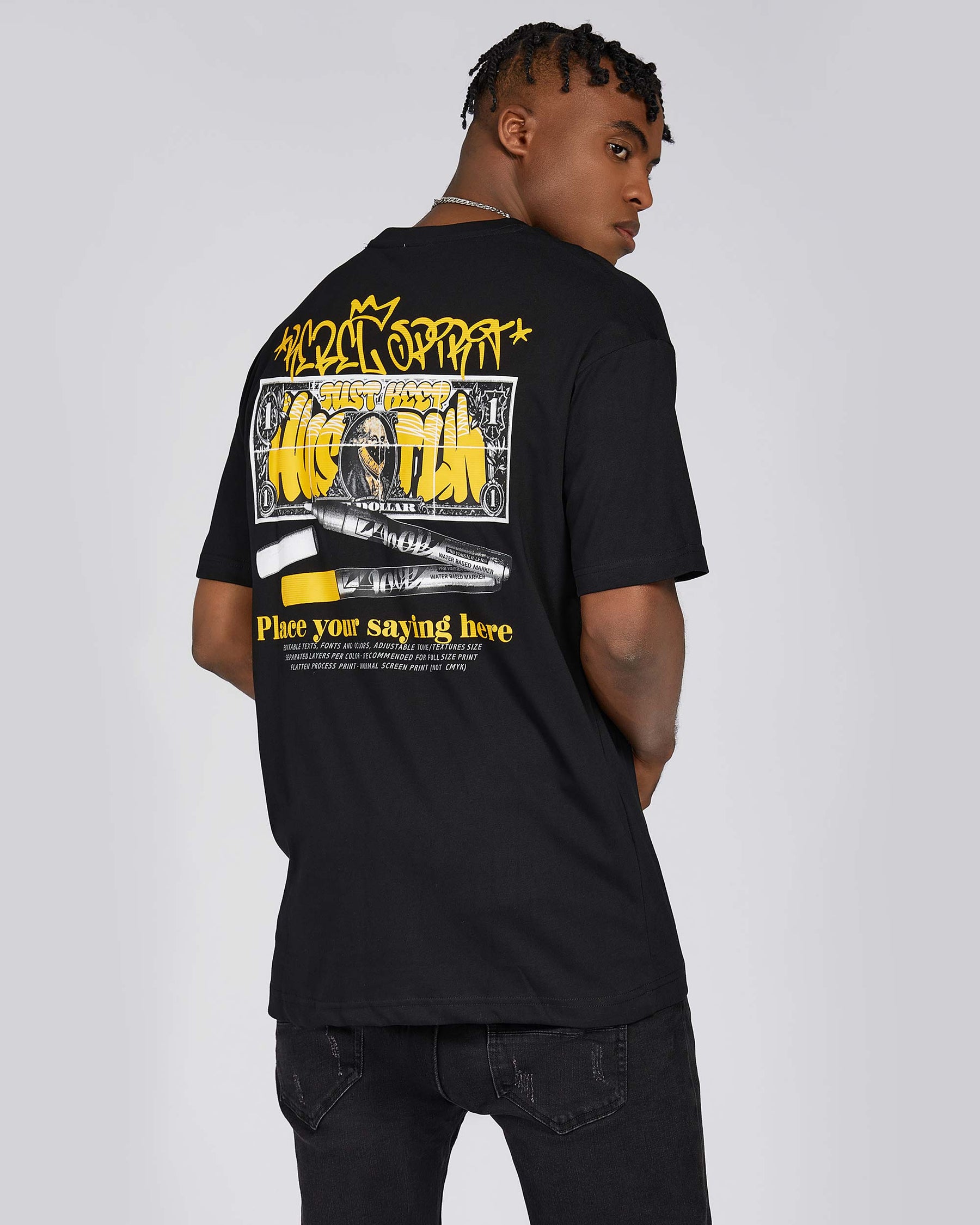 Camiseta con gráfico de billete de dólar y bolígrafo estilo grafiti, y tipografía