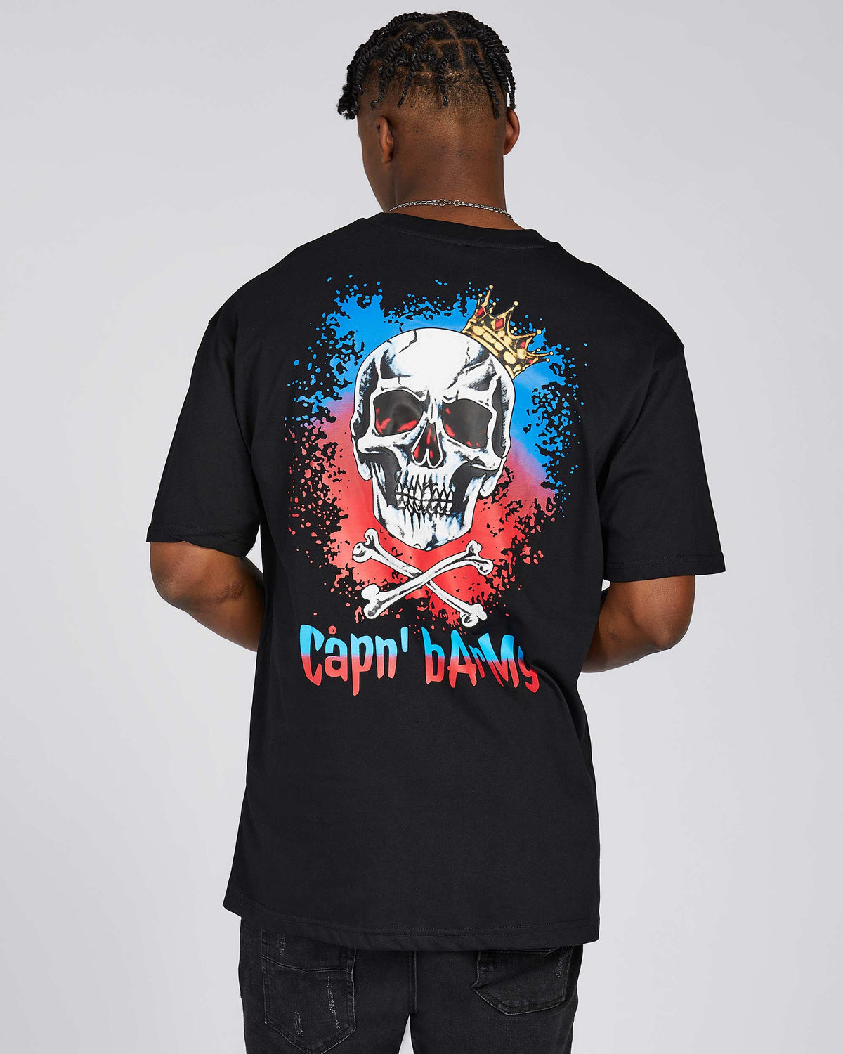 Camiseta gráfica 100 % algodón con calavera con corona, huesos cruzados y texto "Capn BArrMy"