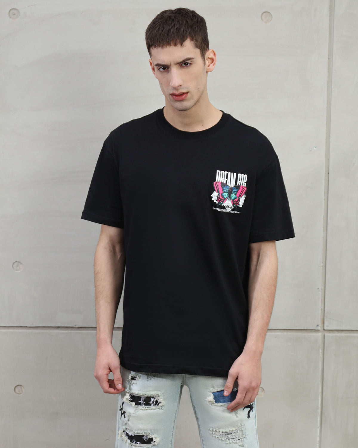 Camisetas con el texto "Sueña en grande" y coloridos gráficos de mariposas