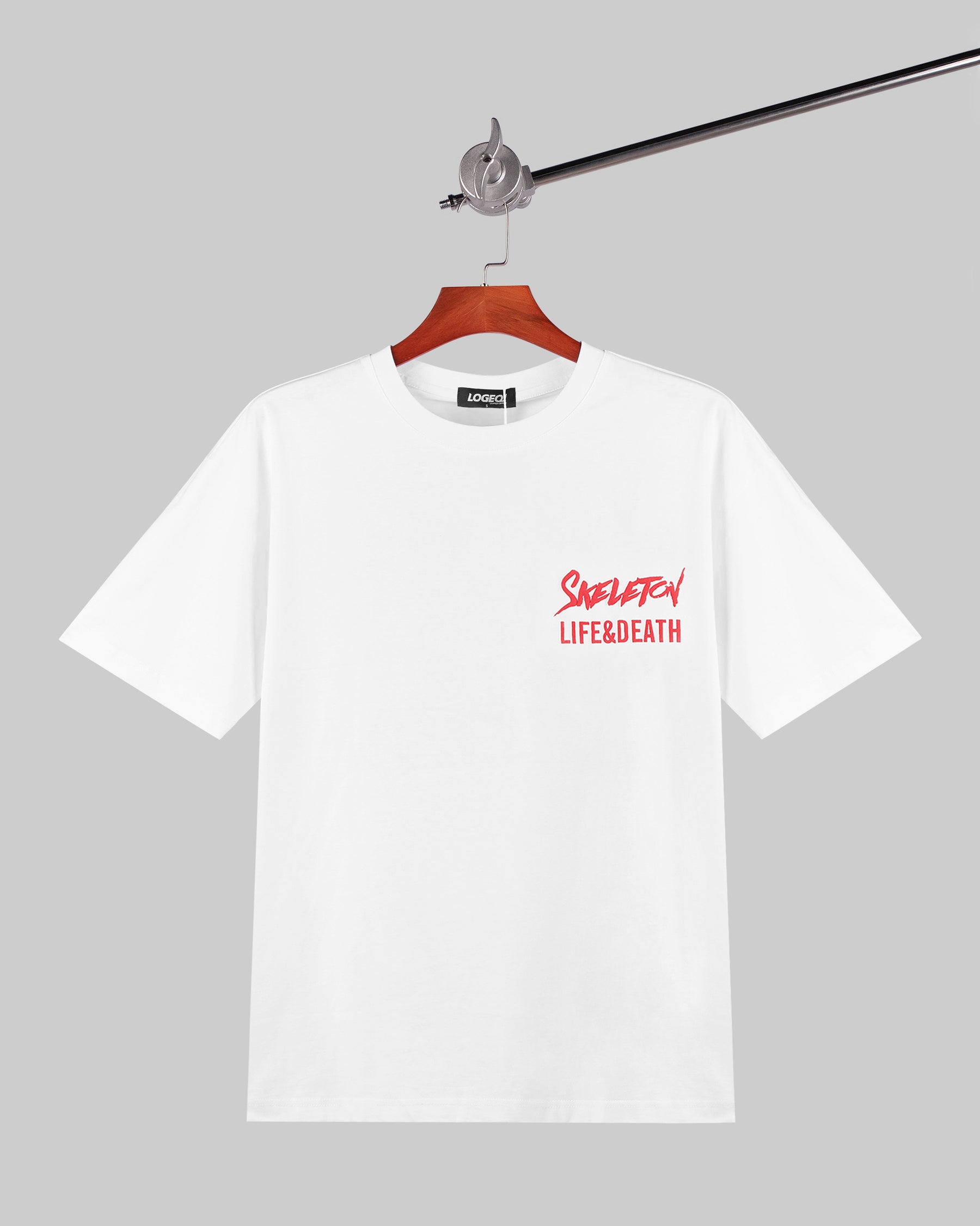 Camiseta con estampado en relieve y gráficos elevados