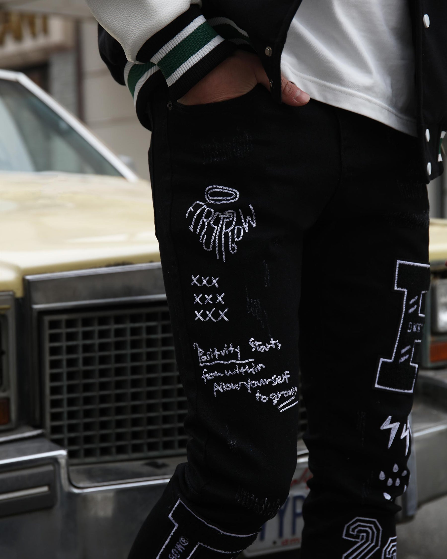 Jeans Slim-fit Negros con Bordado Urban Graffiti-Entrega local en México