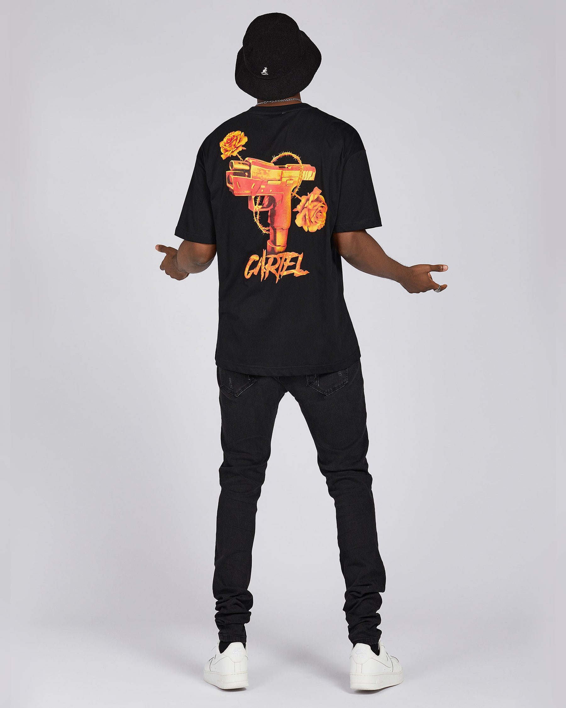 Camiseta gráfica 100 % algodón con estampado de pistola naranja, rosa espinosa y texto desgastado