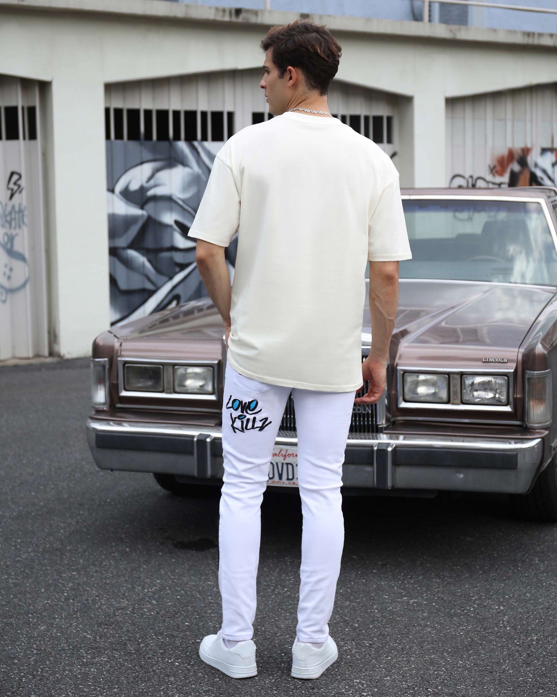 Vaqueros blancos rotos con grafitis coloridos