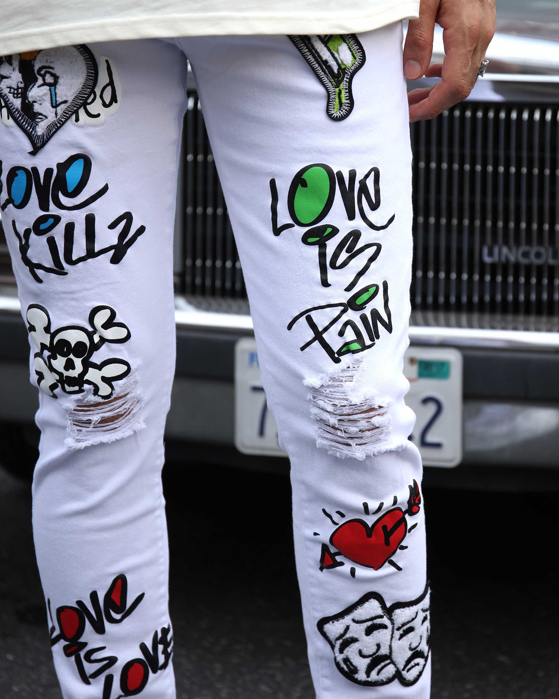 Vaqueros blancos rotos con grafitis coloridos