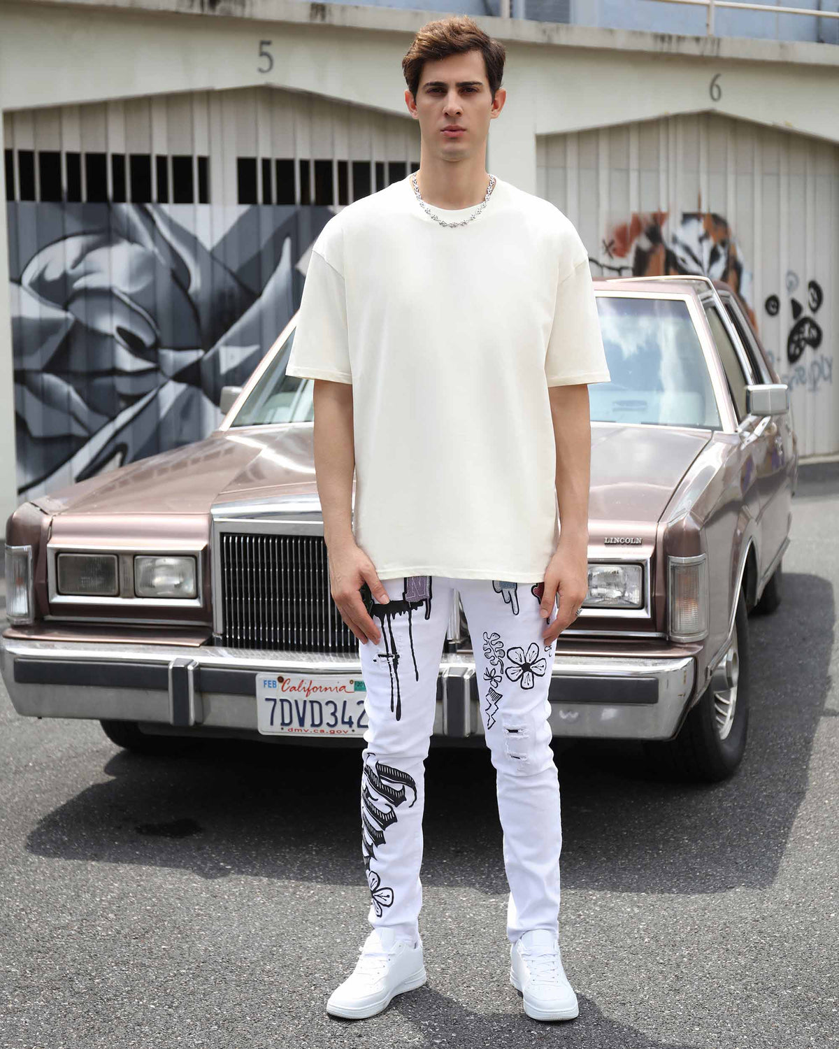 Vaqueros blancos rotos con grafiti colorido