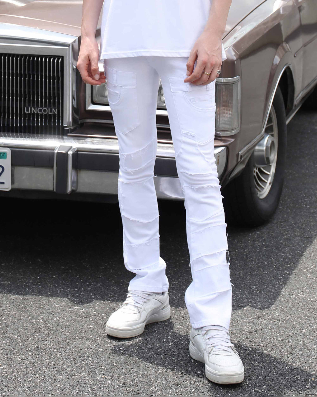 Vaqueros acampanados blancos vintage con detalles de bordes sin rematar