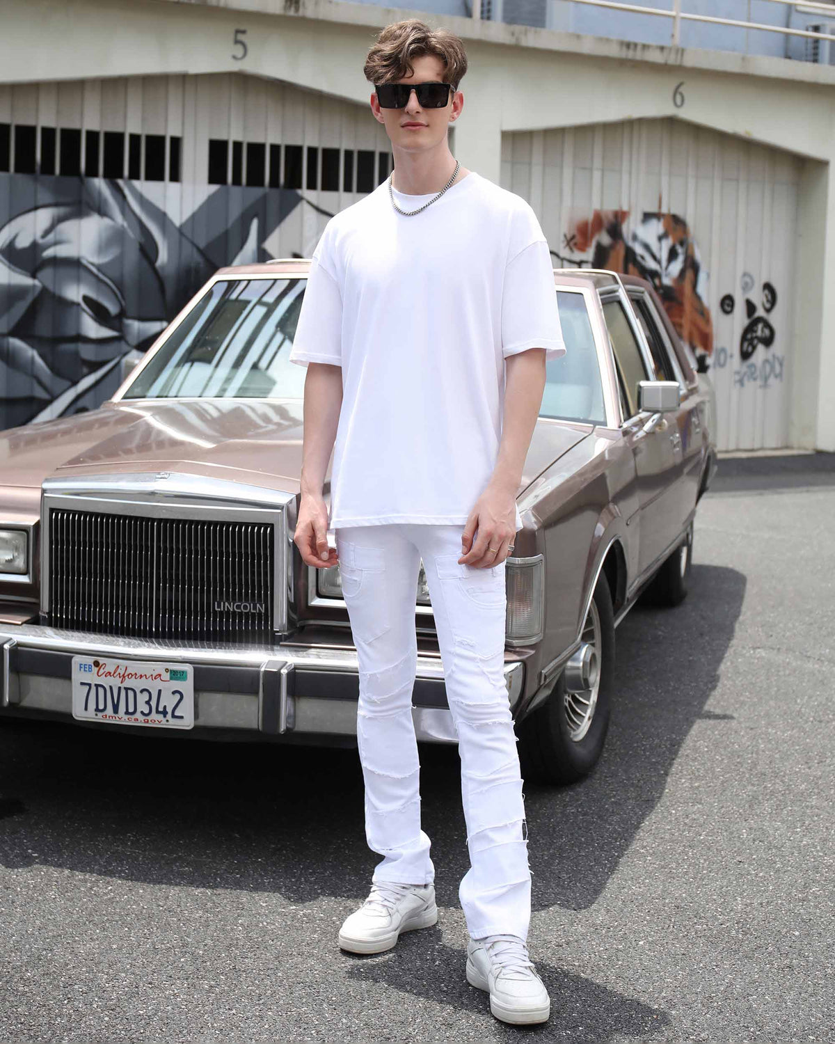 Vaqueros acampanados blancos vintage con detalles de bordes sin rematar