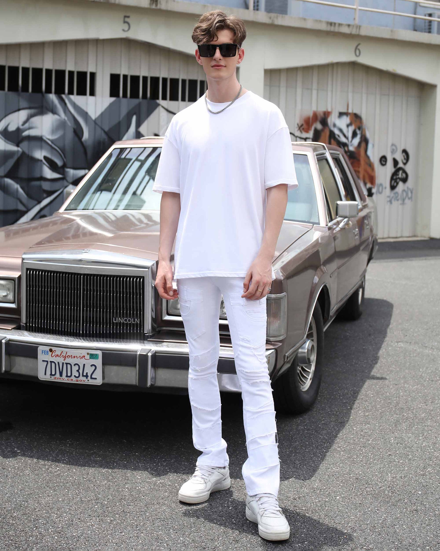 Vintage White Flared Jeans with Raw-Edged Accents