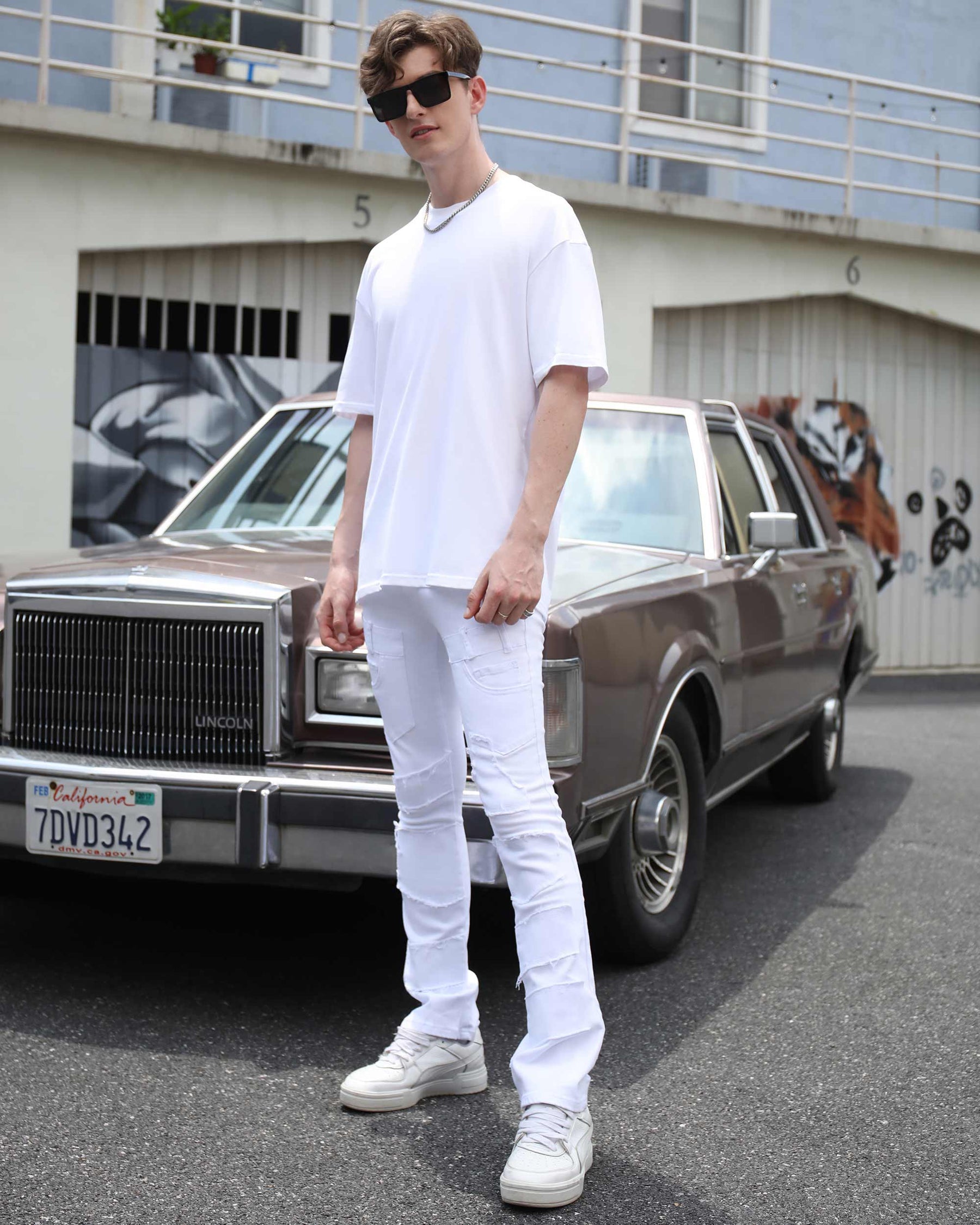 Vintage White Flared Jeans with Raw-Edged Accents