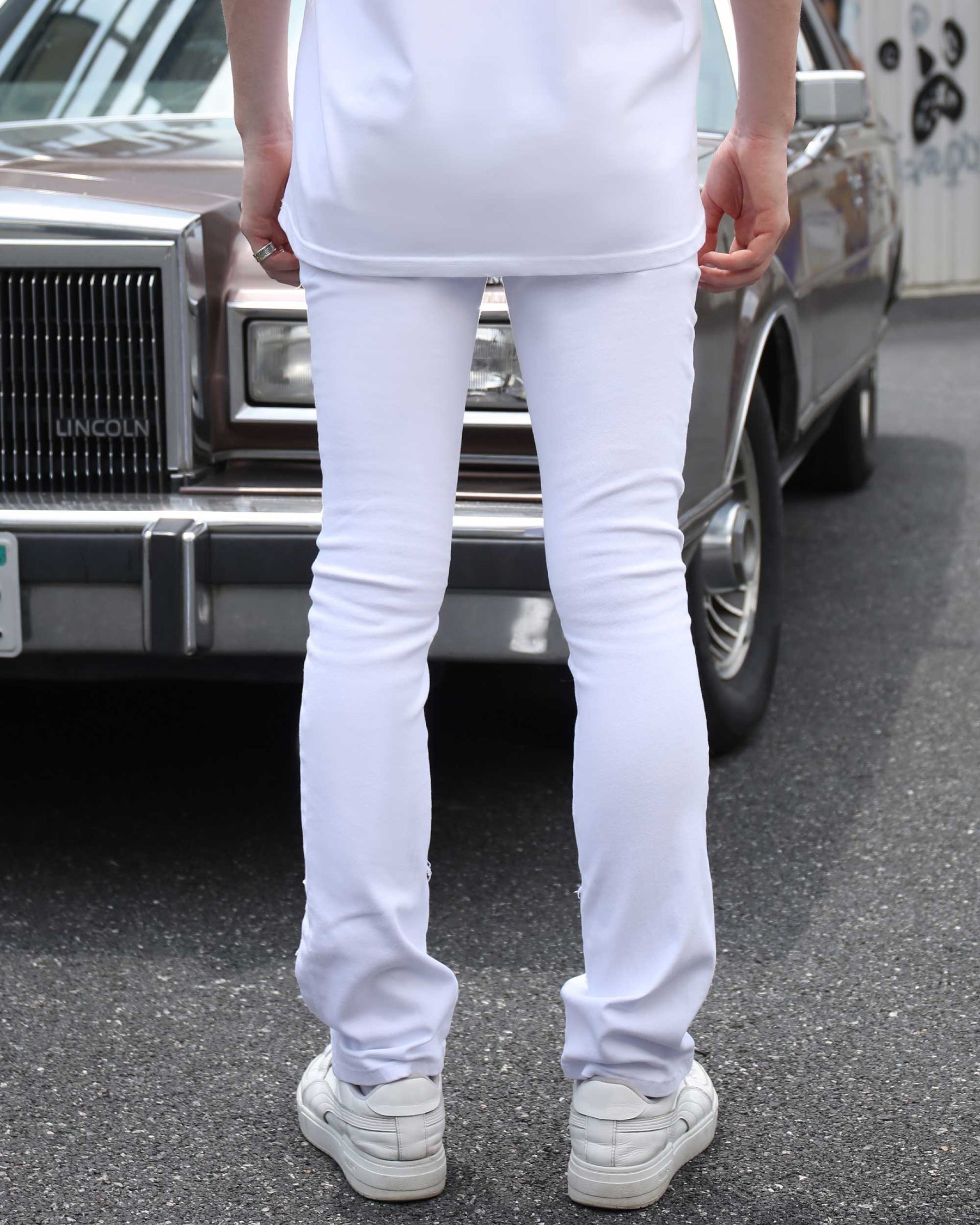 Vintage White Flared Jeans with Raw-Edged Accents