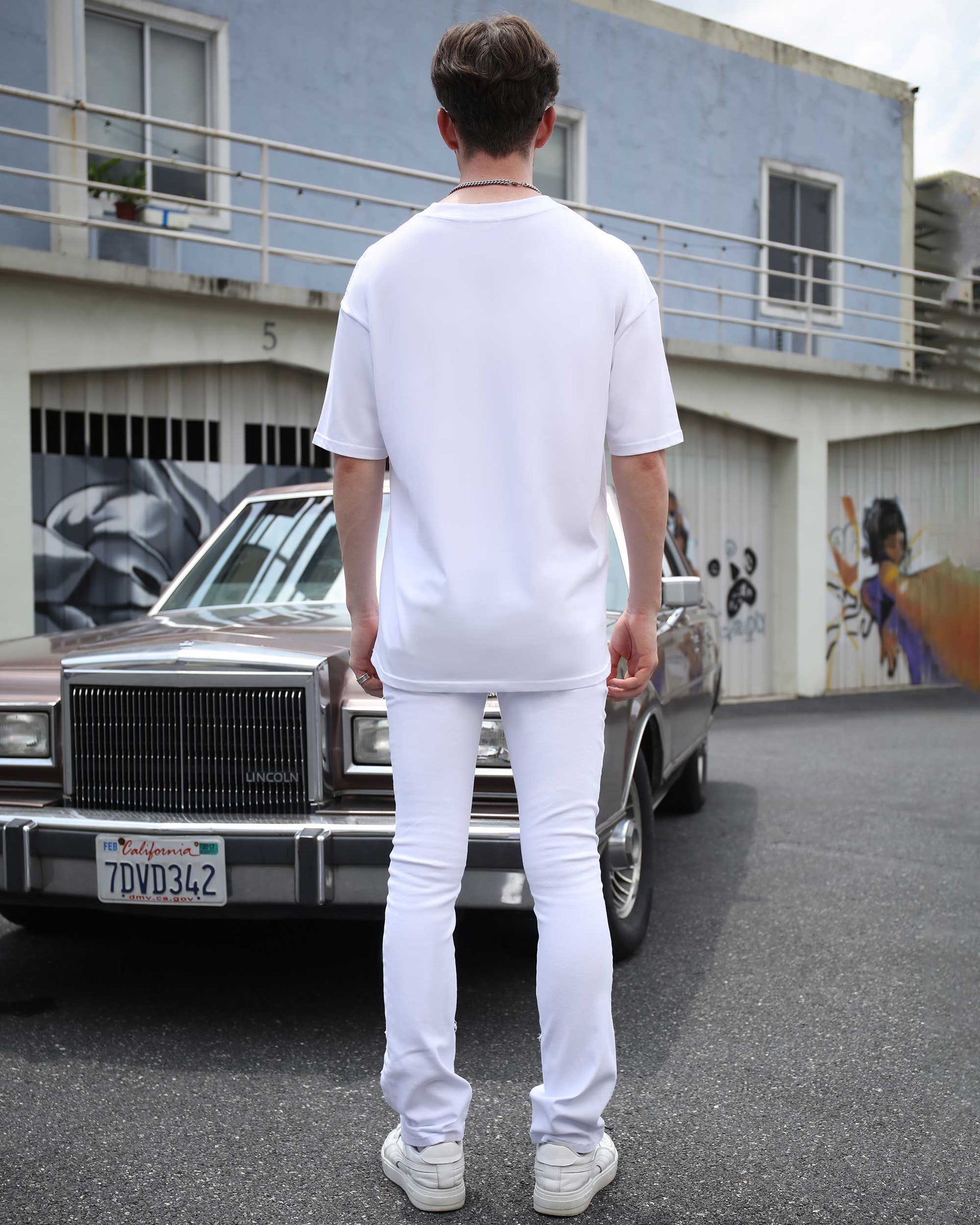Vintage White Flared Jeans with Raw-Edged Accents