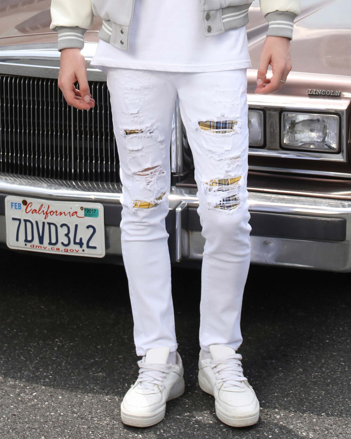 Vaqueros blancos rotos con parches de cuadros amarillos y negros