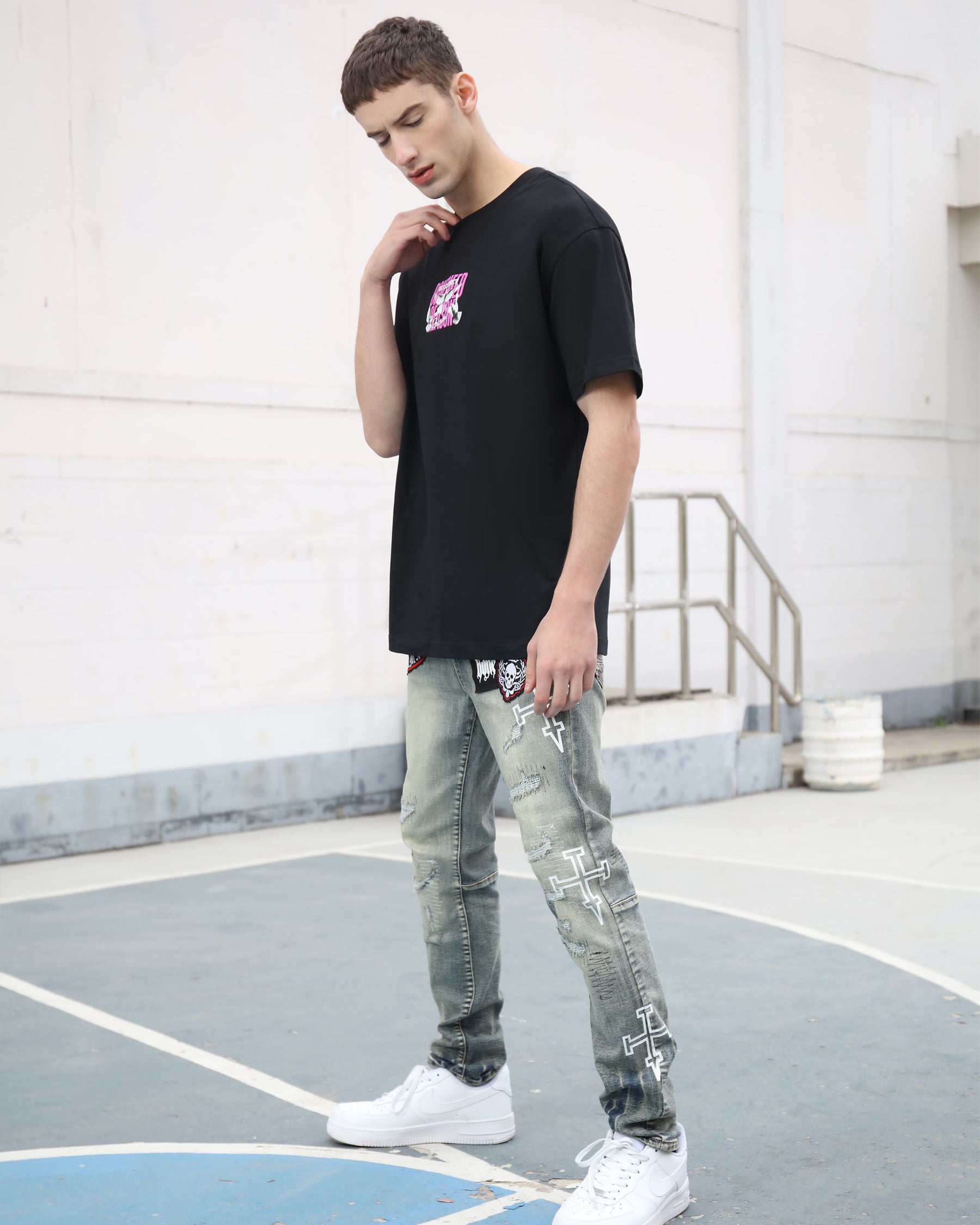 Blue Straight Leg Ripped Jeans with Graphic Print and Personalized Skull Emblem