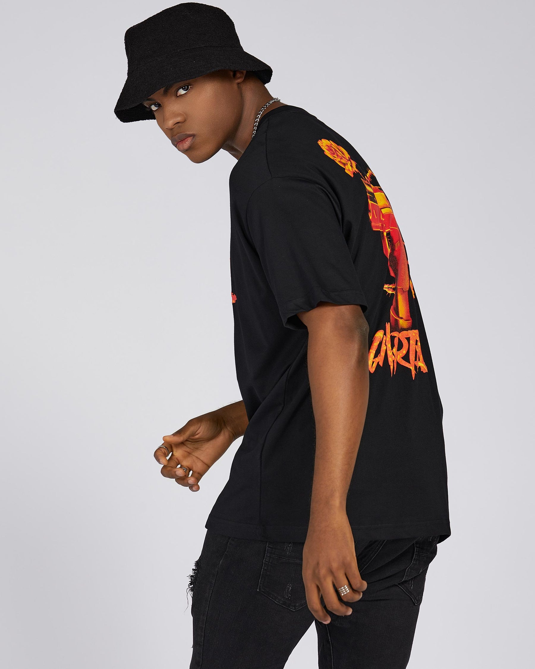 Camiseta gráfica 100 % algodón con estampado de pistola naranja, rosa espinosa y texto desgastado