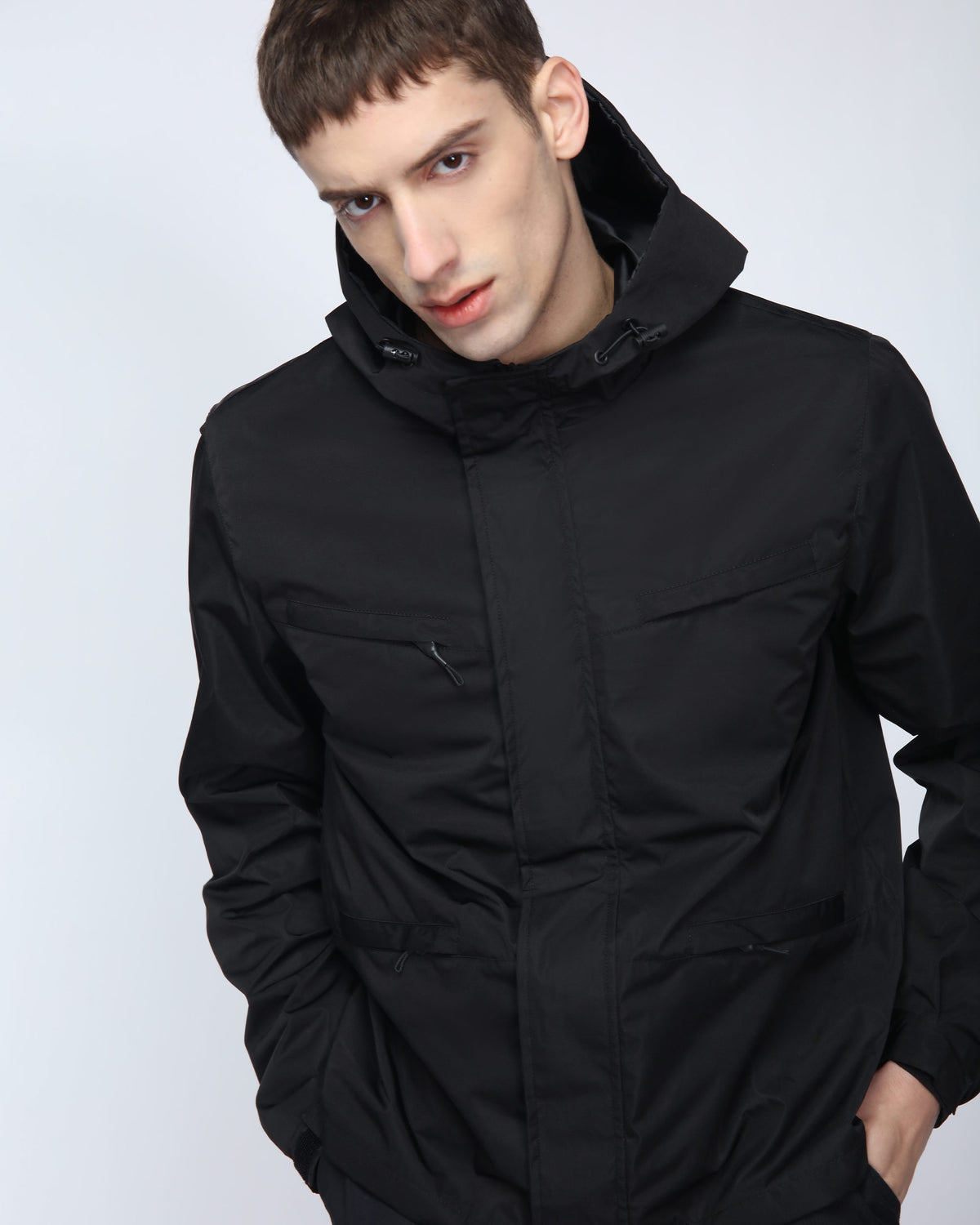 Chaqueta cortavientos urbana con capucha