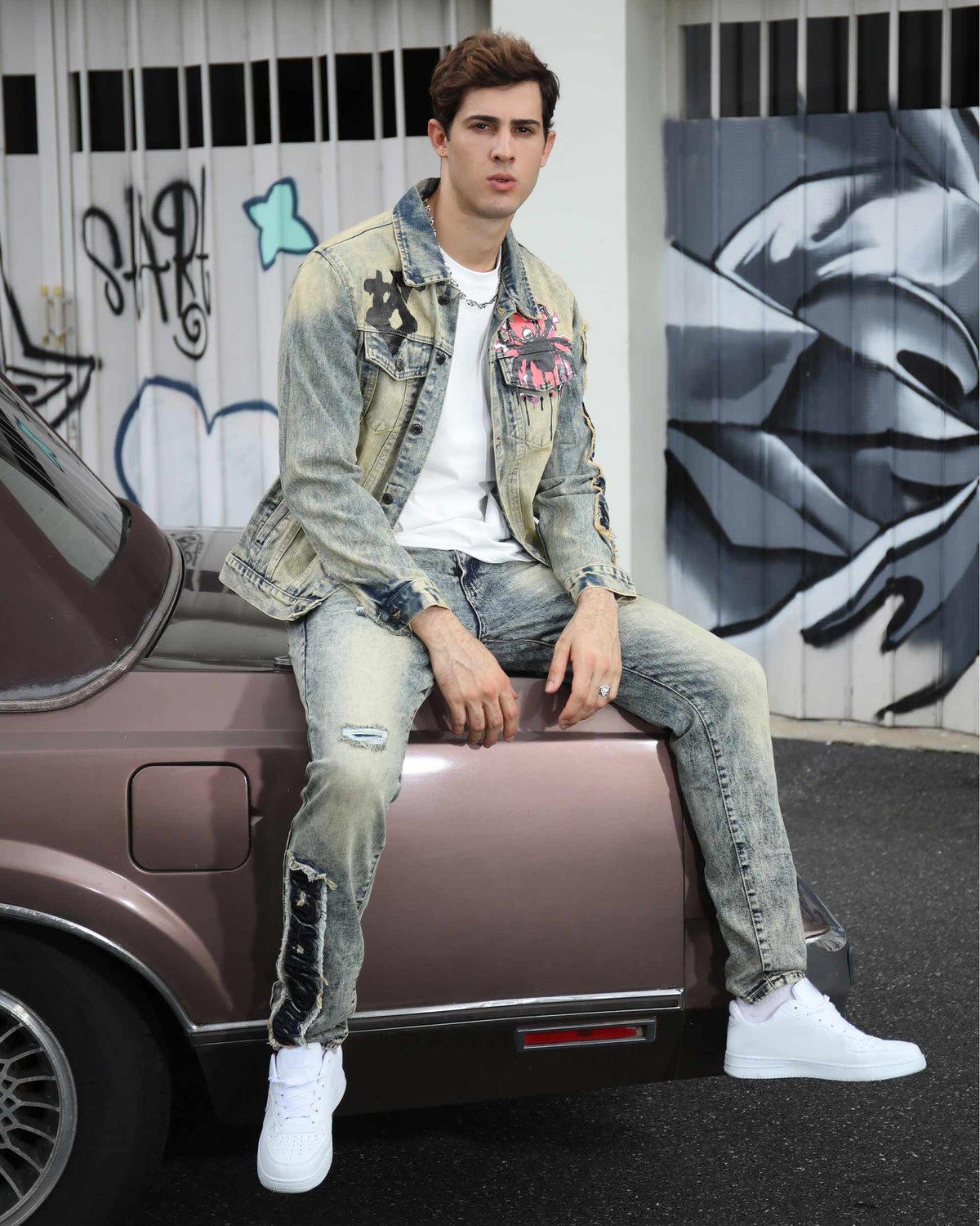 Conjunto de jeans rotos con grafiti y chaqueta vaquera desgastada