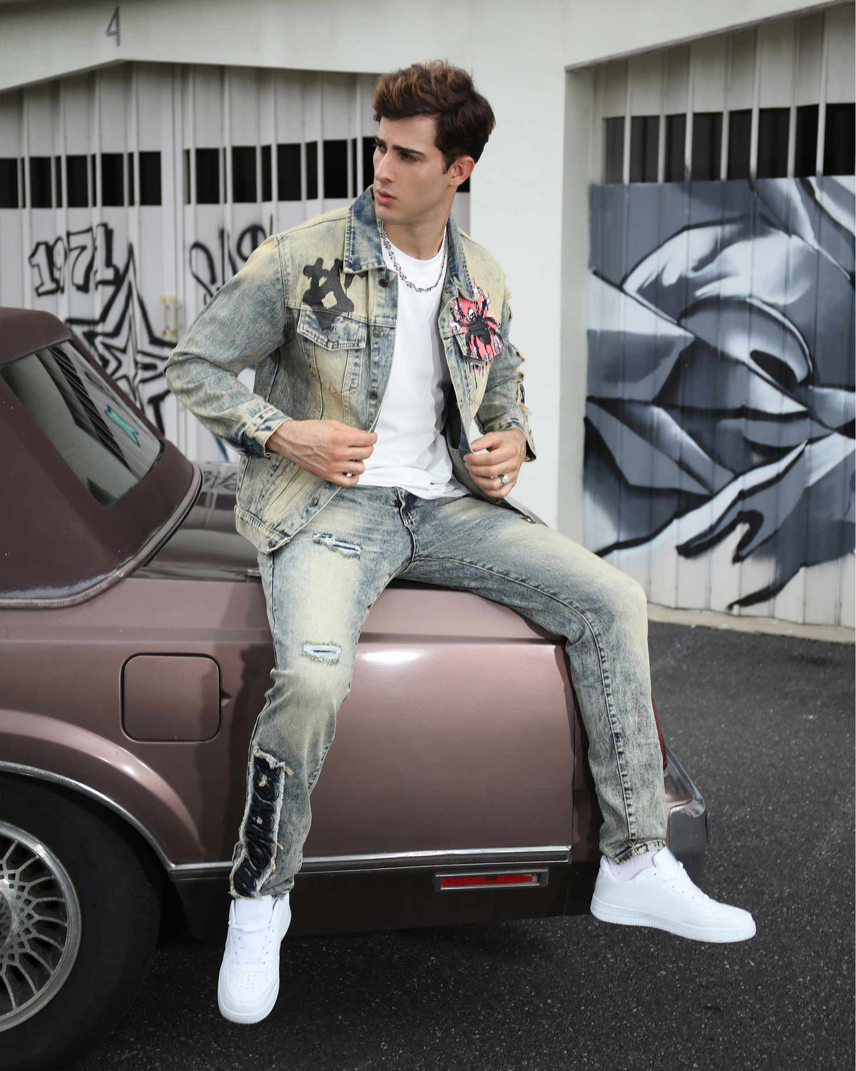 Conjunto de jeans rotos con grafiti y chaqueta vaquera desgastada