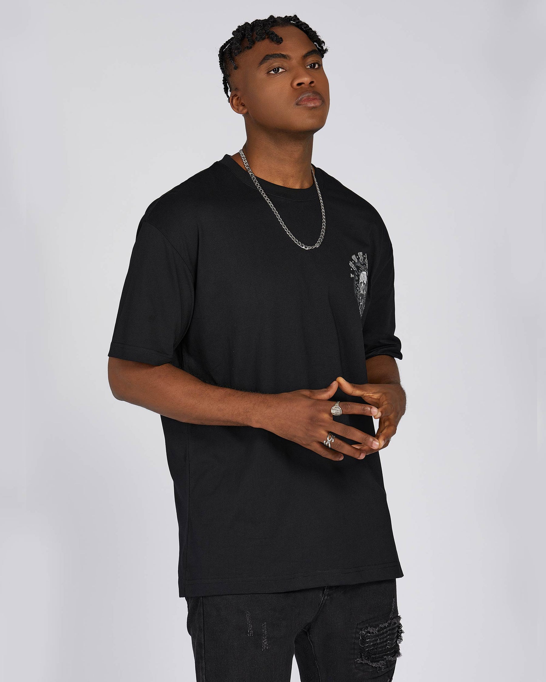 Camiseta con estampado de bandana de calavera negra y texto gótico