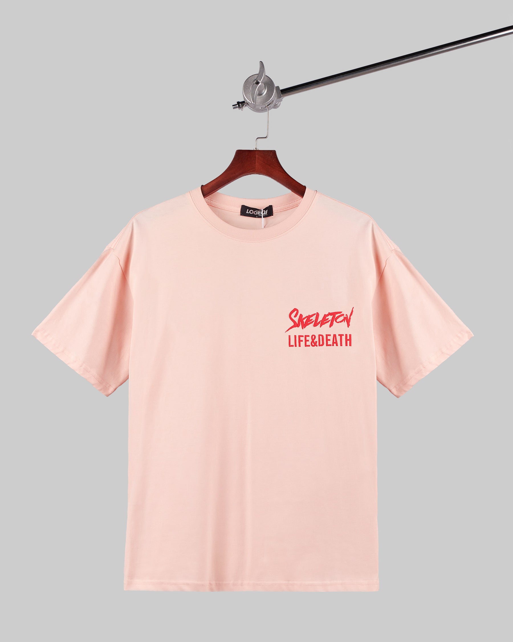 Camiseta con estampado en relieve y gráficos elevados