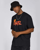 Camiseta gráfica 100 % algodón con estampado de pistola naranja, rosa espinosa y texto desgastado